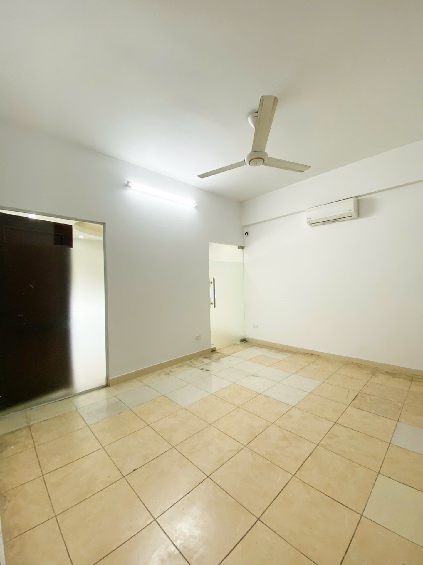 Bán nhà Khuất Duy Tiến - diện tích 90m2 1 tầng - Căn hộ đẹp - giá 6,8 tỷ