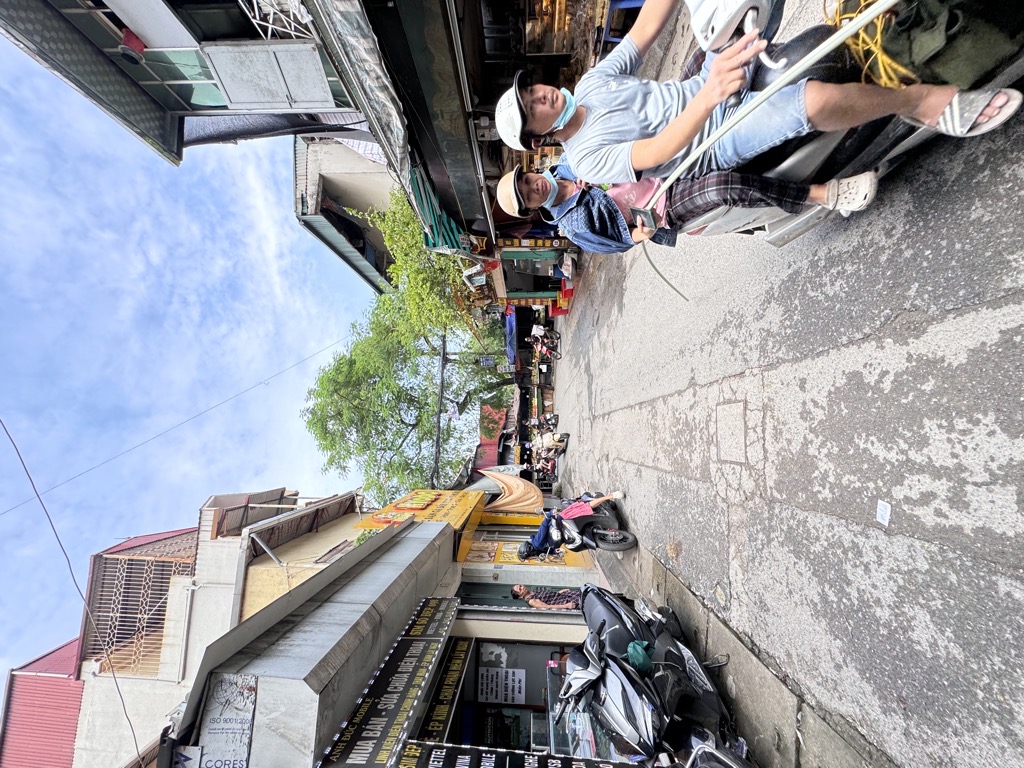 Bán nhà Nguyễn Quý Đức - diện tích 128m2 3 tầng - MẶT PHỐ - giá 39 tỷ