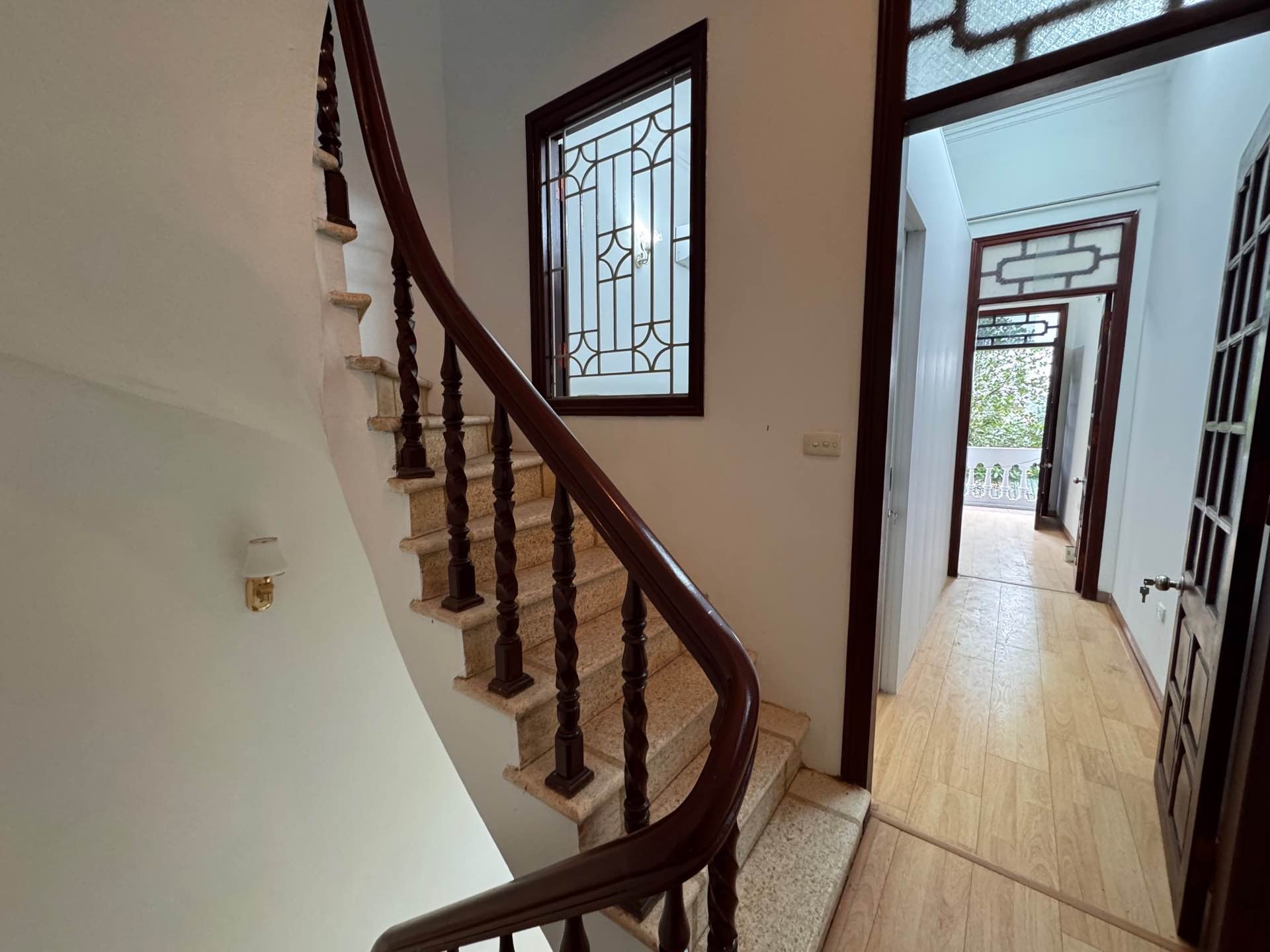 Bán nhà Đình Đông - diện tích 37m2 3 tầng - Lô góc, gần ngã tư phố Huế - giá 7,5 tỷ