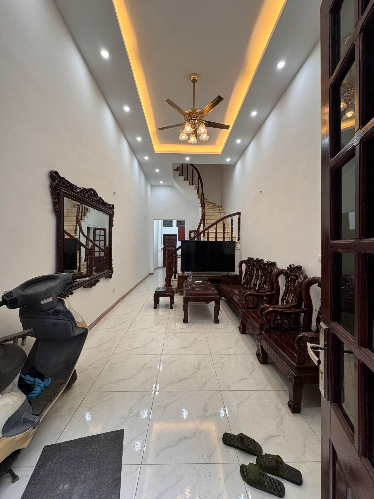 Bán nhà Đình Đông - diện tích 37m2 3 tầng - Lô góc, gần ngã tư phố Huế - giá 7,5 tỷ
