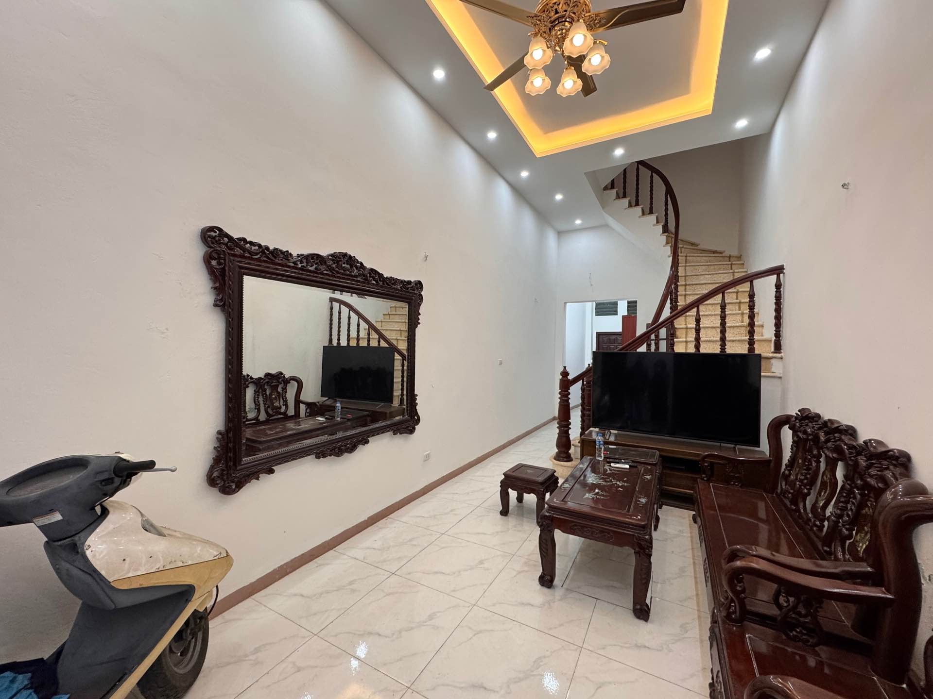 Bán nhà Đình Đông - diện tích 37m2 3 tầng - Lô góc, gần ngã tư phố Huế - giá 7,5 tỷ