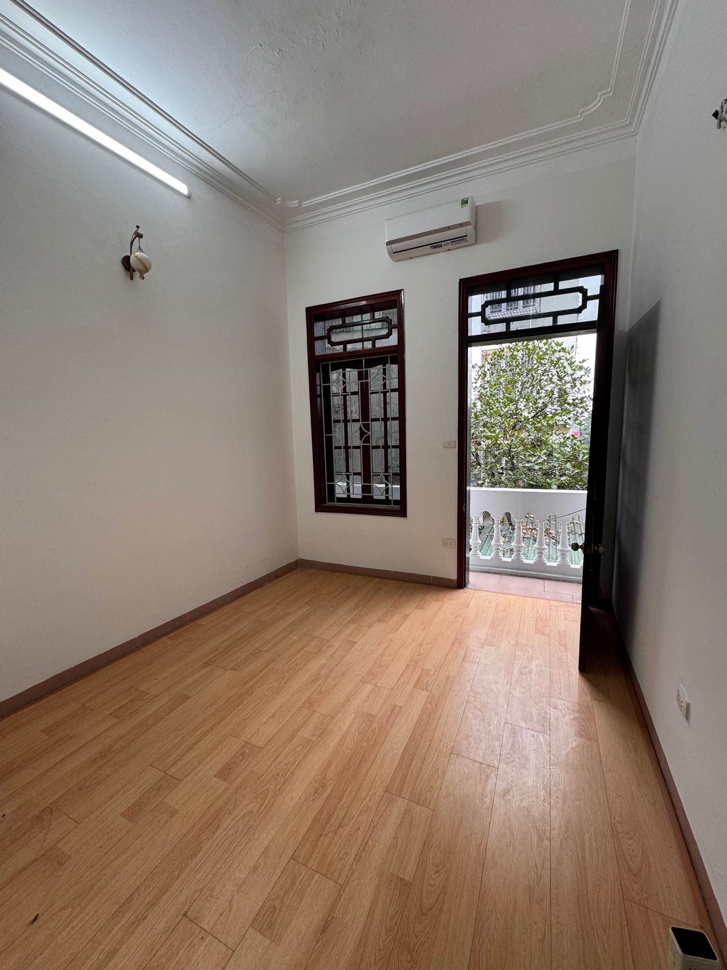 Bán nhà Đình Đông - diện tích 37m2 3 tầng - Lô góc, gần ngã tư phố Huế - giá 7,5 tỷ