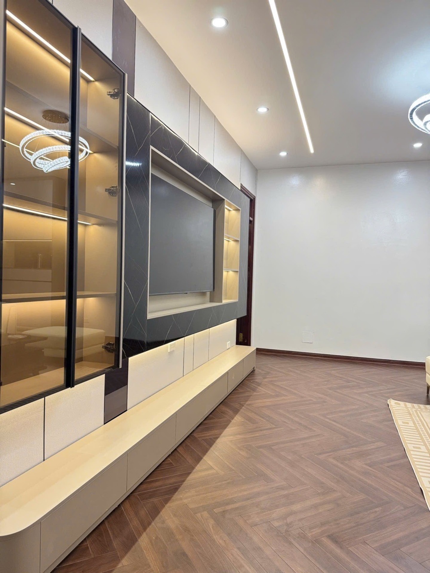 Bán nhà Hoàng Đạo Thúy - diện tích 115m2 16 tầng - Lô góc, full nội thất mới - giá 11 tỷ