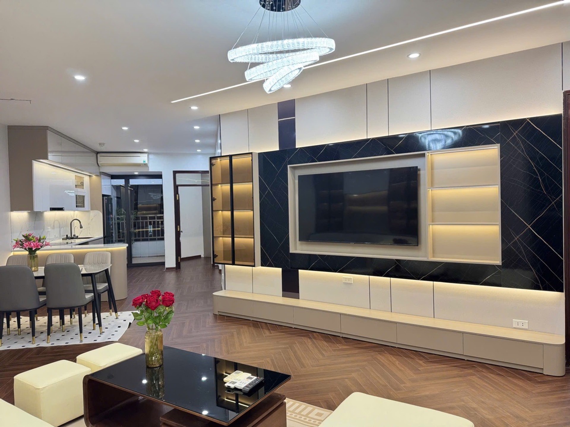 Bán nhà Hoàng Đạo Thúy - diện tích 115m2 16 tầng - Lô góc, full nội thất mới - giá 11 tỷ