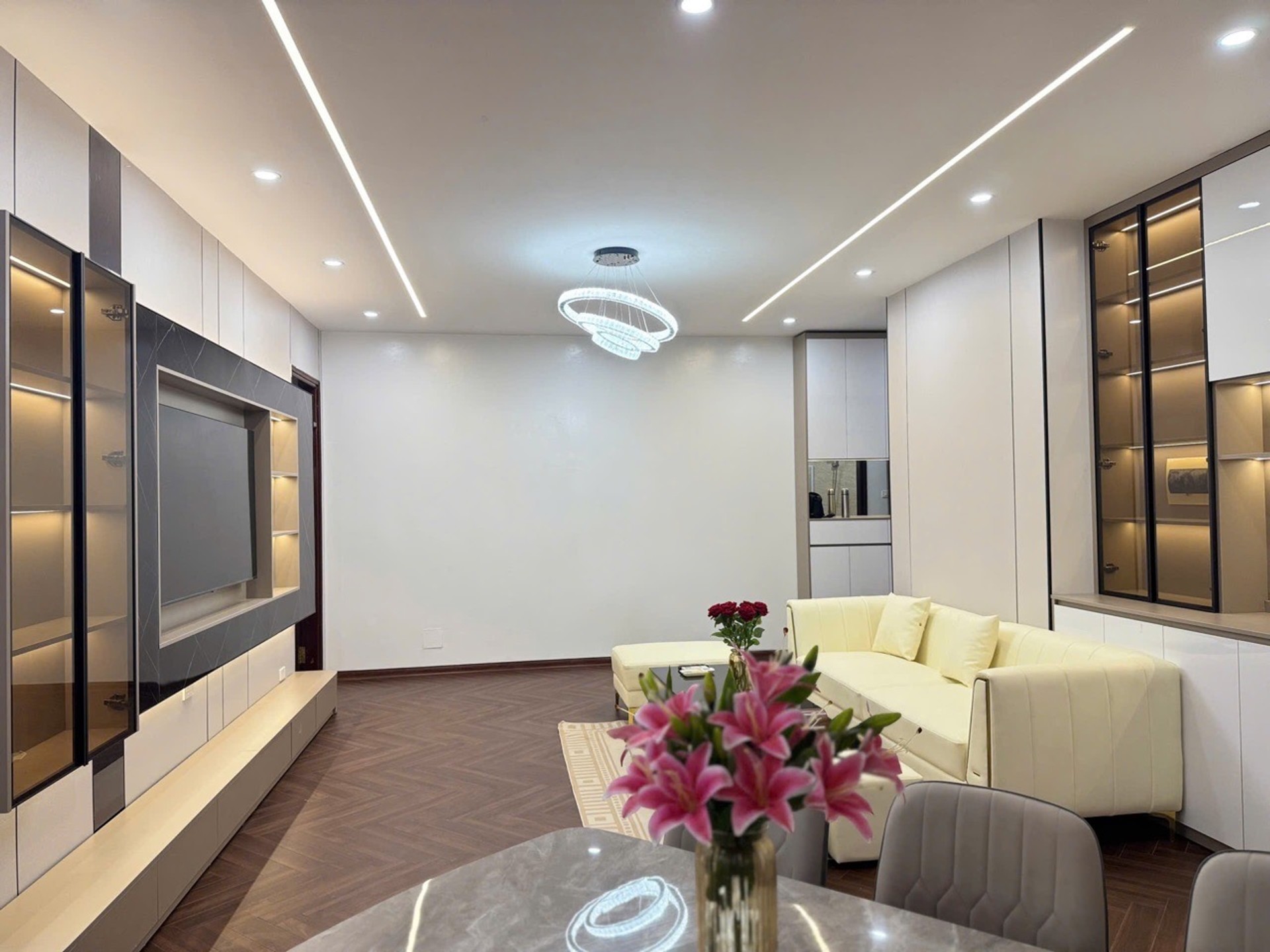 Bán nhà Hoàng Đạo Thúy - diện tích 115m2 16 tầng - Lô góc, full nội thất mới - giá 11 tỷ