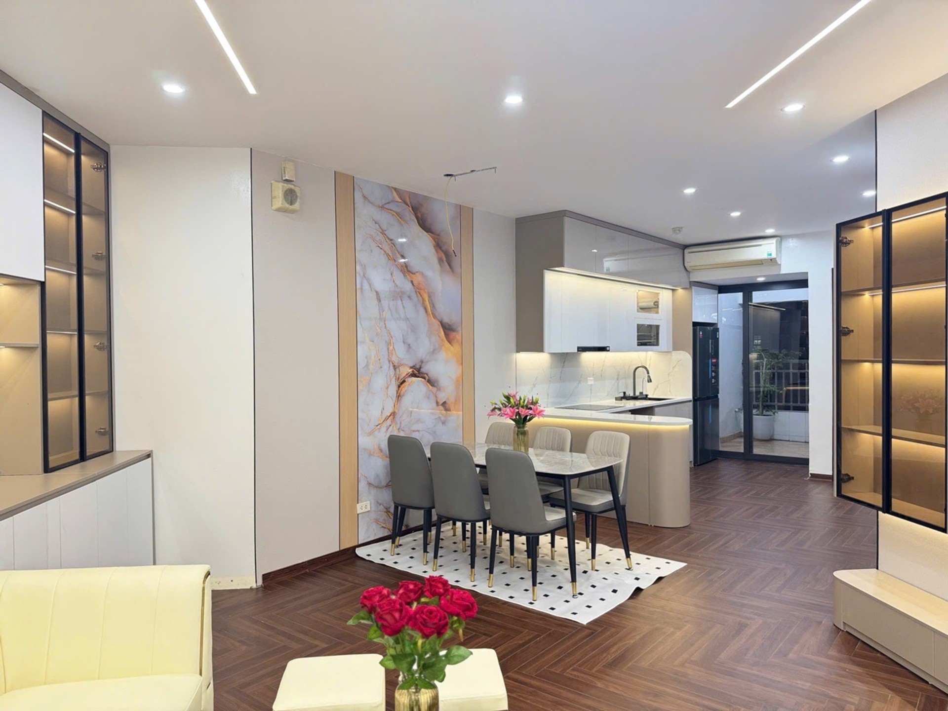 Bán nhà Hoàng Đạo Thúy - diện tích 115m2 16 tầng - Lô góc, full nội thất mới - giá 11 tỷ