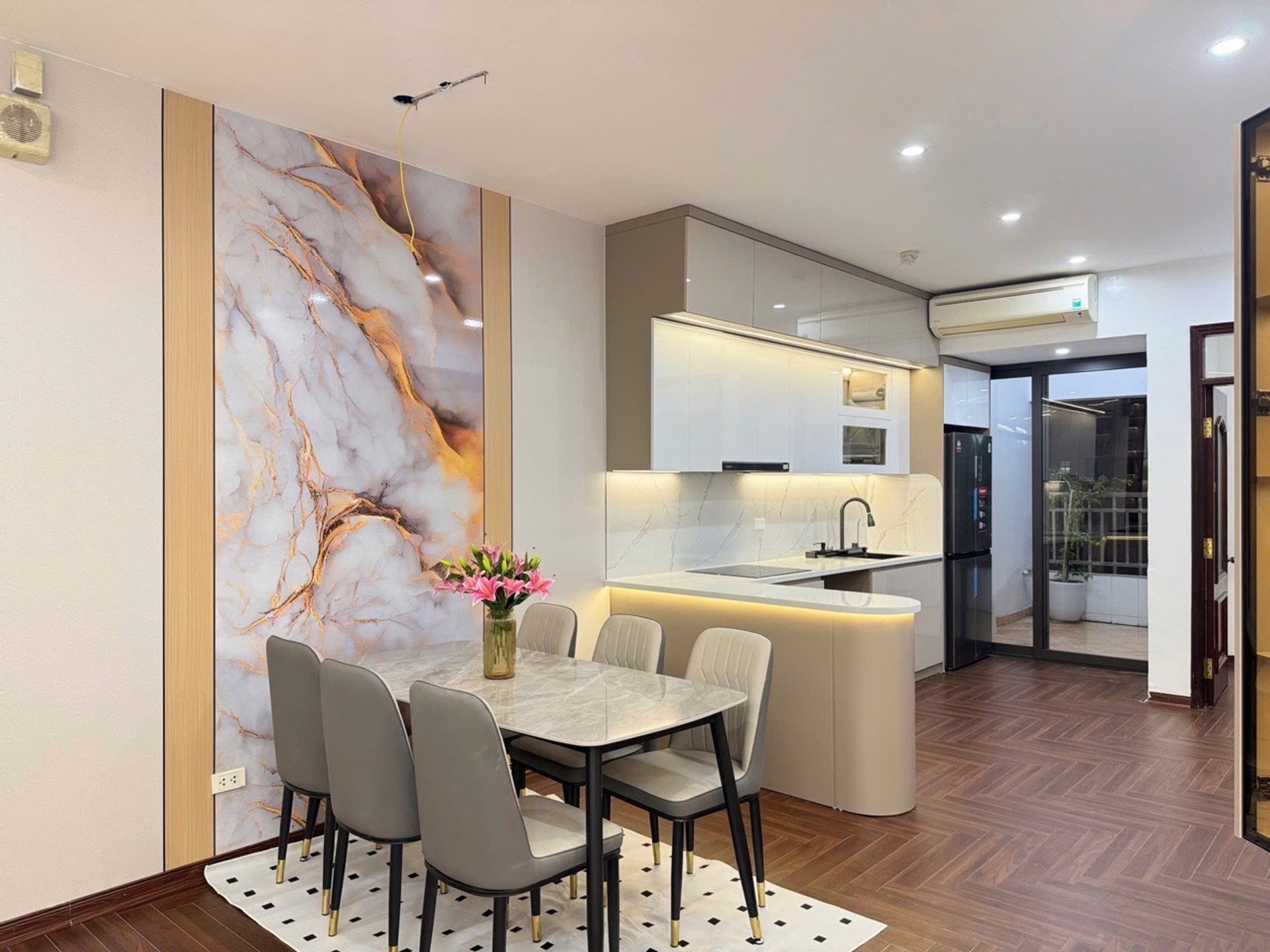 Bán nhà Hoàng Đạo Thúy - diện tích 115m2 16 tầng - Lô góc, full nội thất mới - giá 11 tỷ