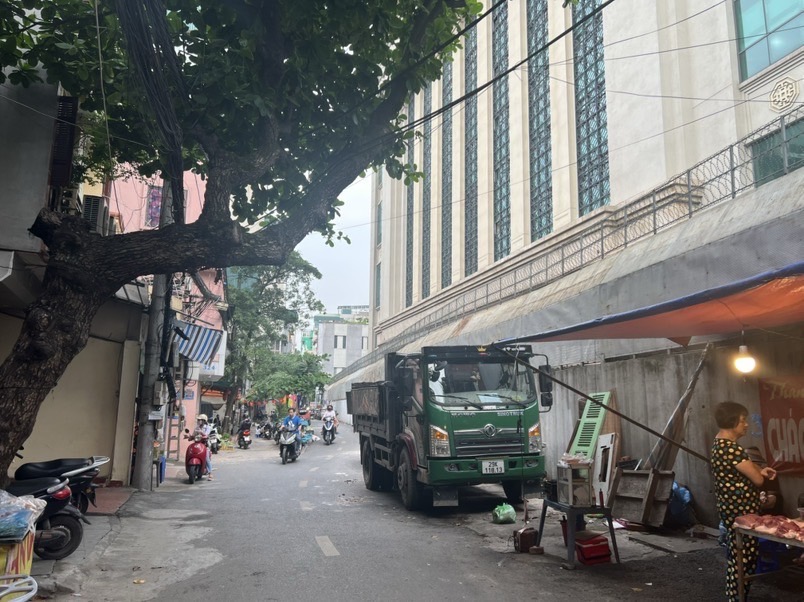 Bán nhà Đê La Thành - diện tích 76.5m2 1 tầng - Mặt phố Đê La Thành, trung tâm đắc địa - giá 26,5 tỷ