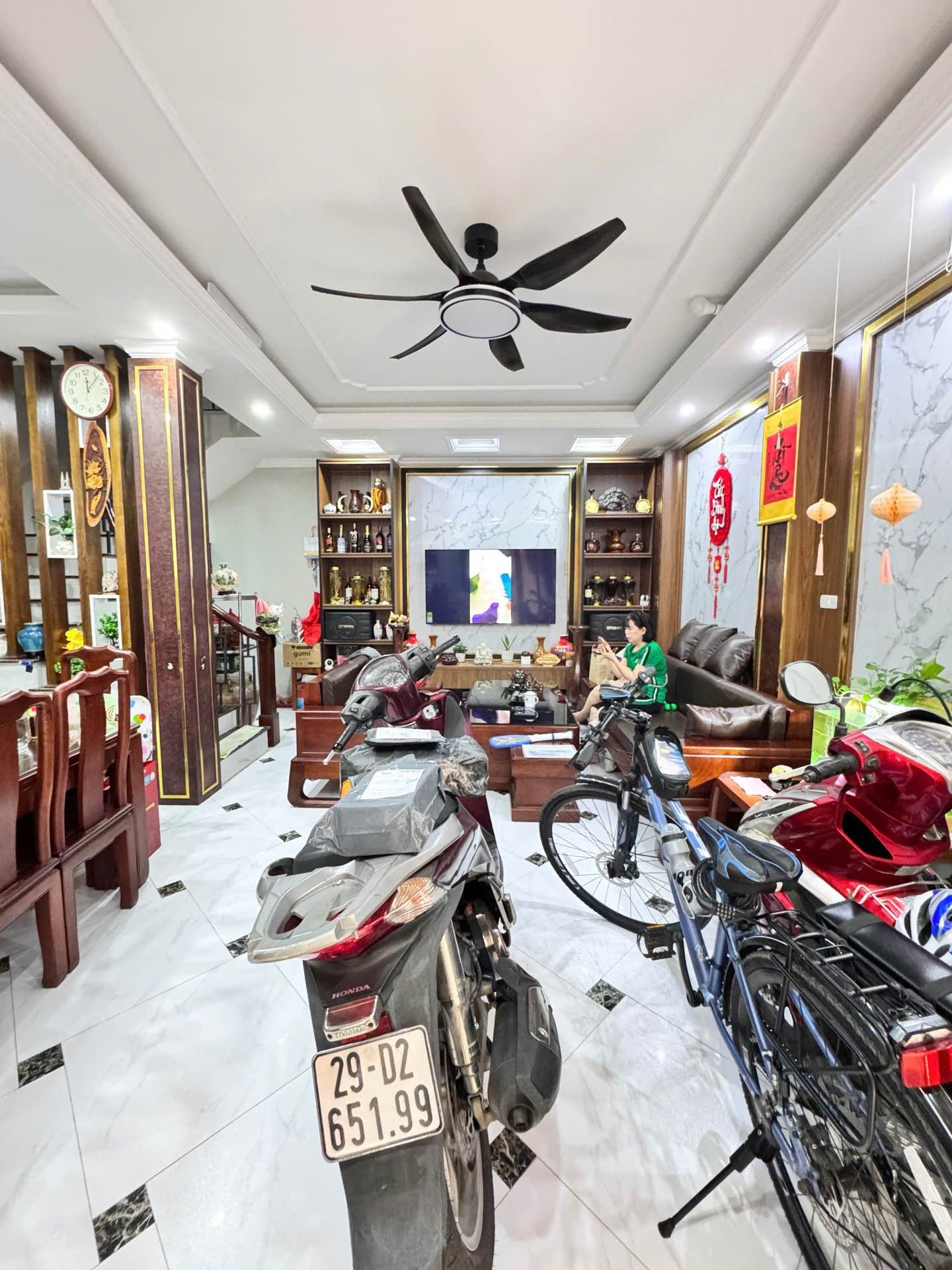 Bán nhà Trương Định - diện tích 44m2 5 tầng - Ô tô sát nhà - giá 13 tỷ