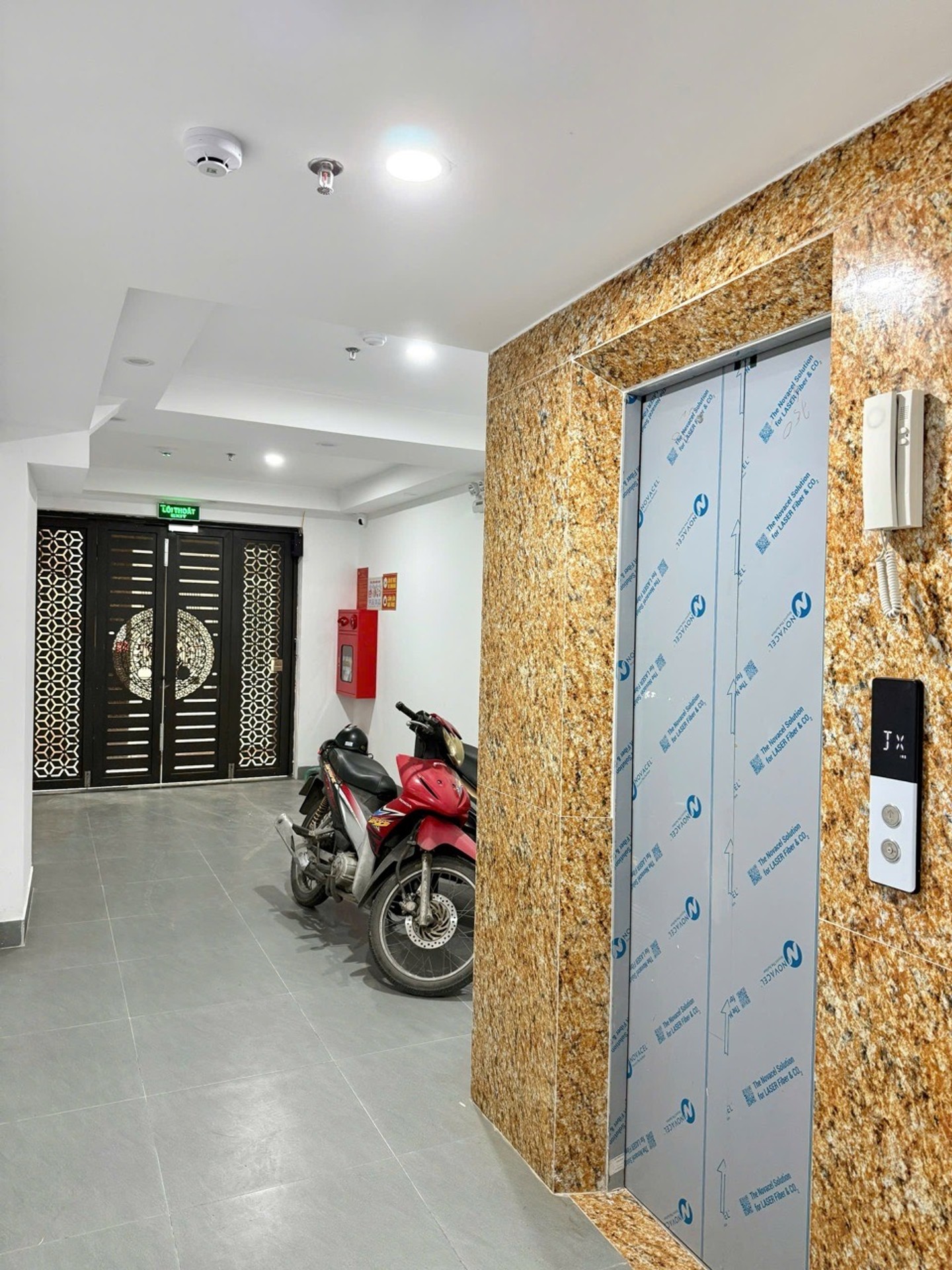 Bán nhà Đê La Thành - diện tích 60m2 7 tầng - LÔ GÓC - giá 17,9 tỷ