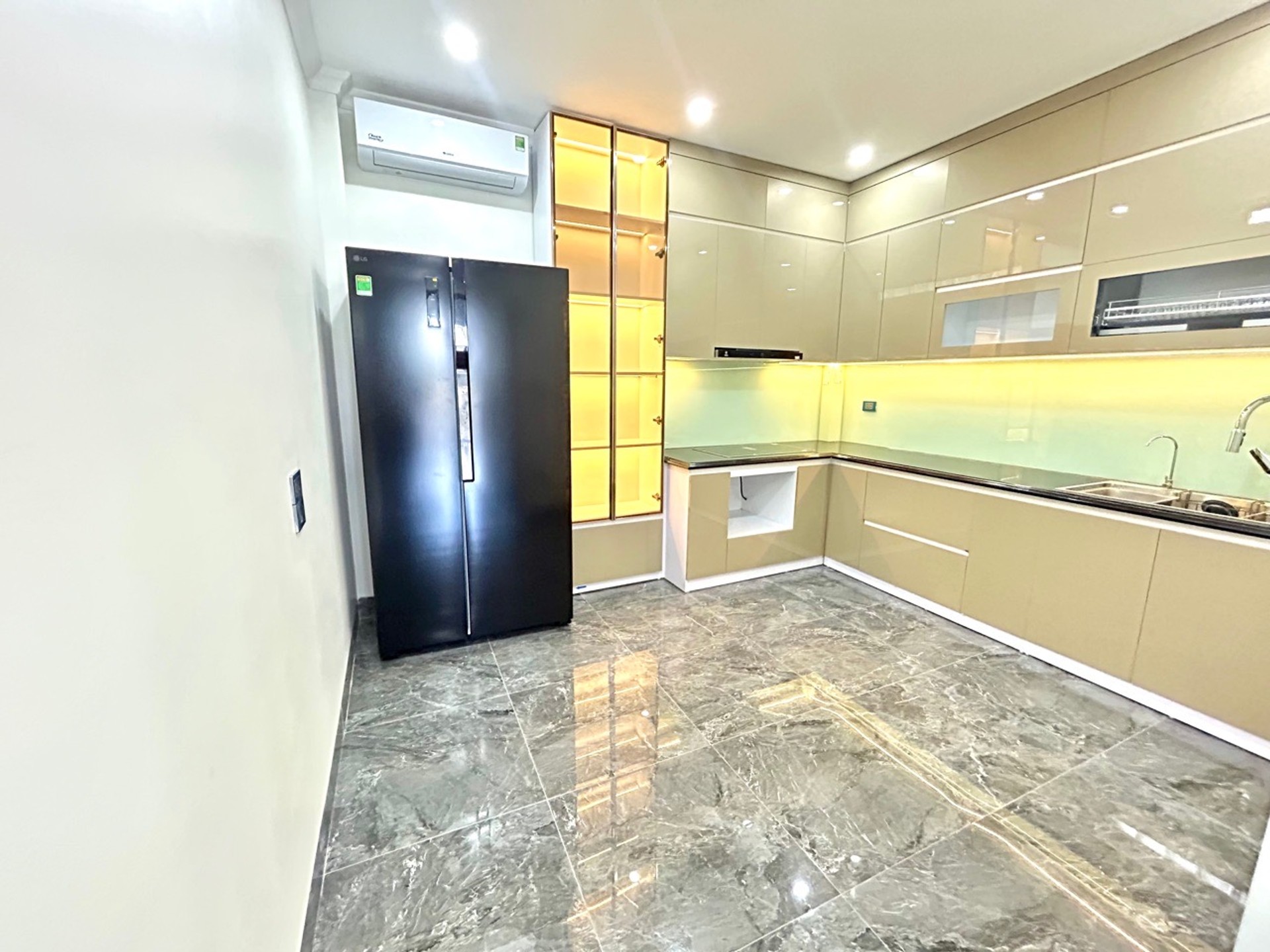 Bán nhà Vĩnh Hưng - diện tích 50m2 6 tầng - Lô góc, ô tô - giá 16,5 tỷ