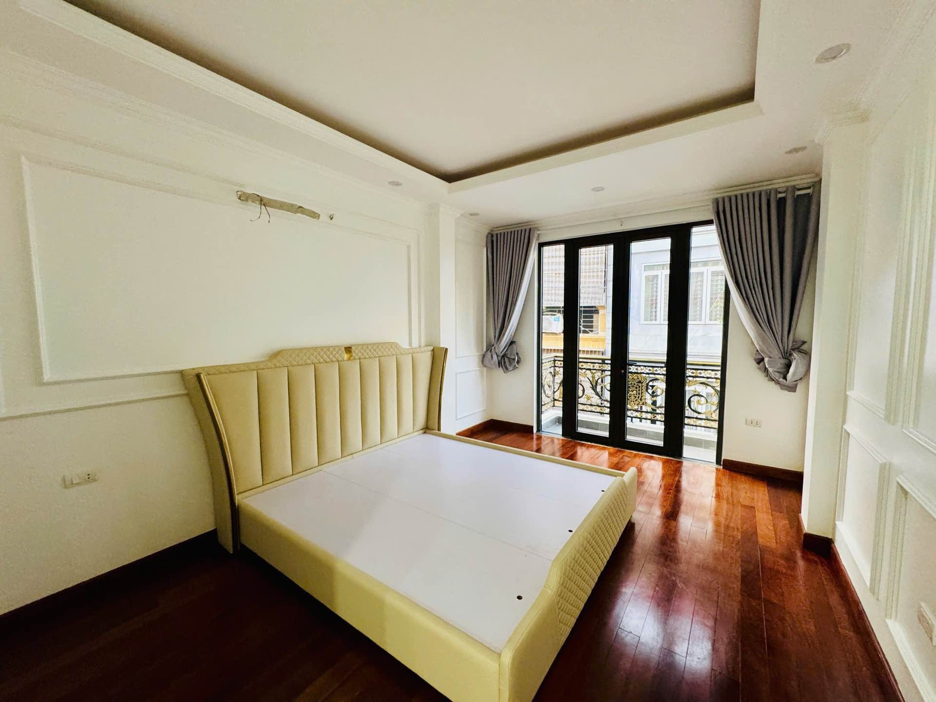 Bán nhà Giáp Bát - diện tích 78.5m2 5 tầng - Ô tô đỗ tránh - giá 25,5 tỷ