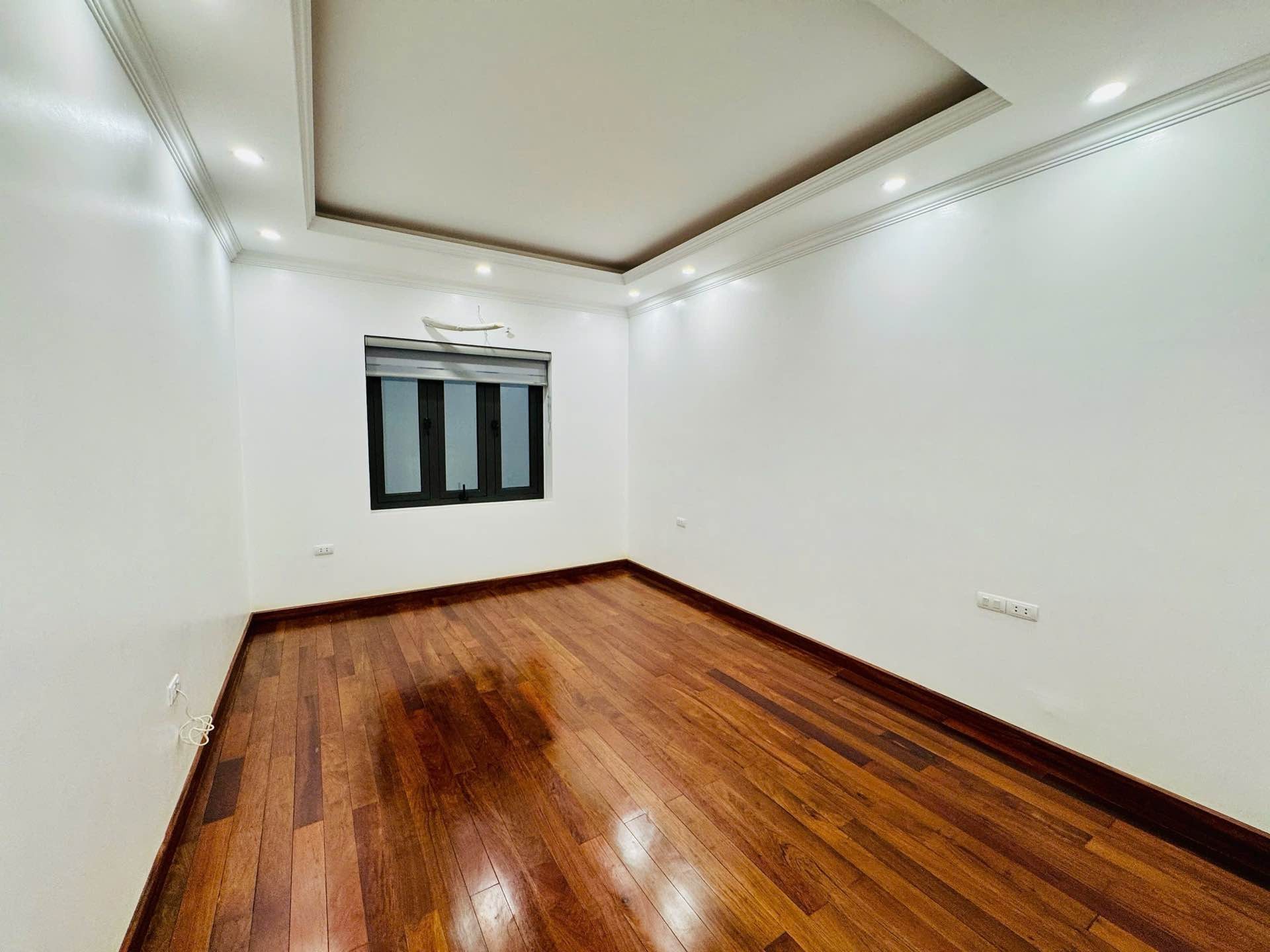 Bán nhà Giáp Bát - diện tích 78.5m2 5 tầng - Ô tô đỗ tránh - giá 25,5 tỷ