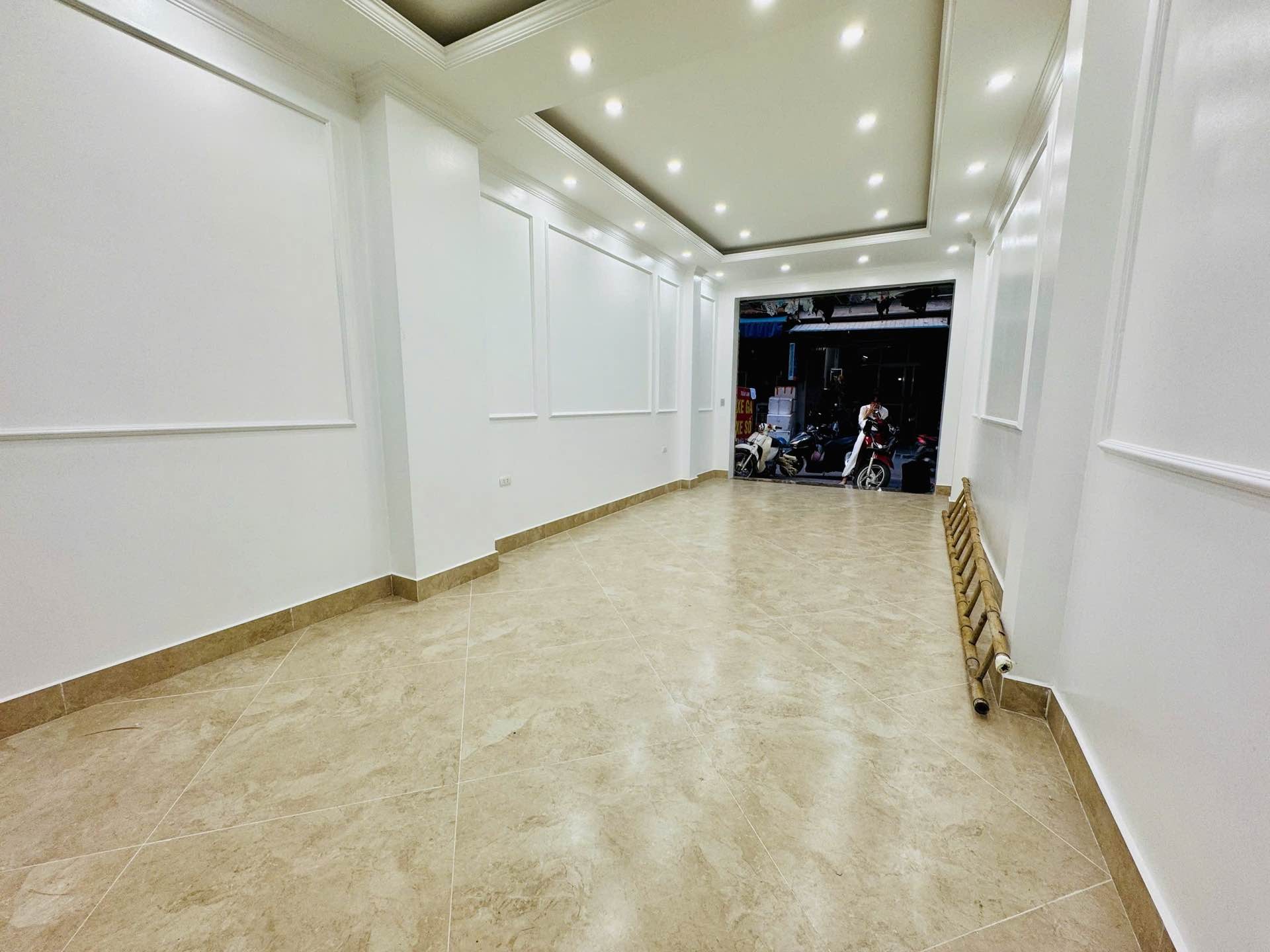 Bán nhà Giáp Bát - diện tích 78.5m2 5 tầng - Ô tô đỗ tránh - giá 25,5 tỷ