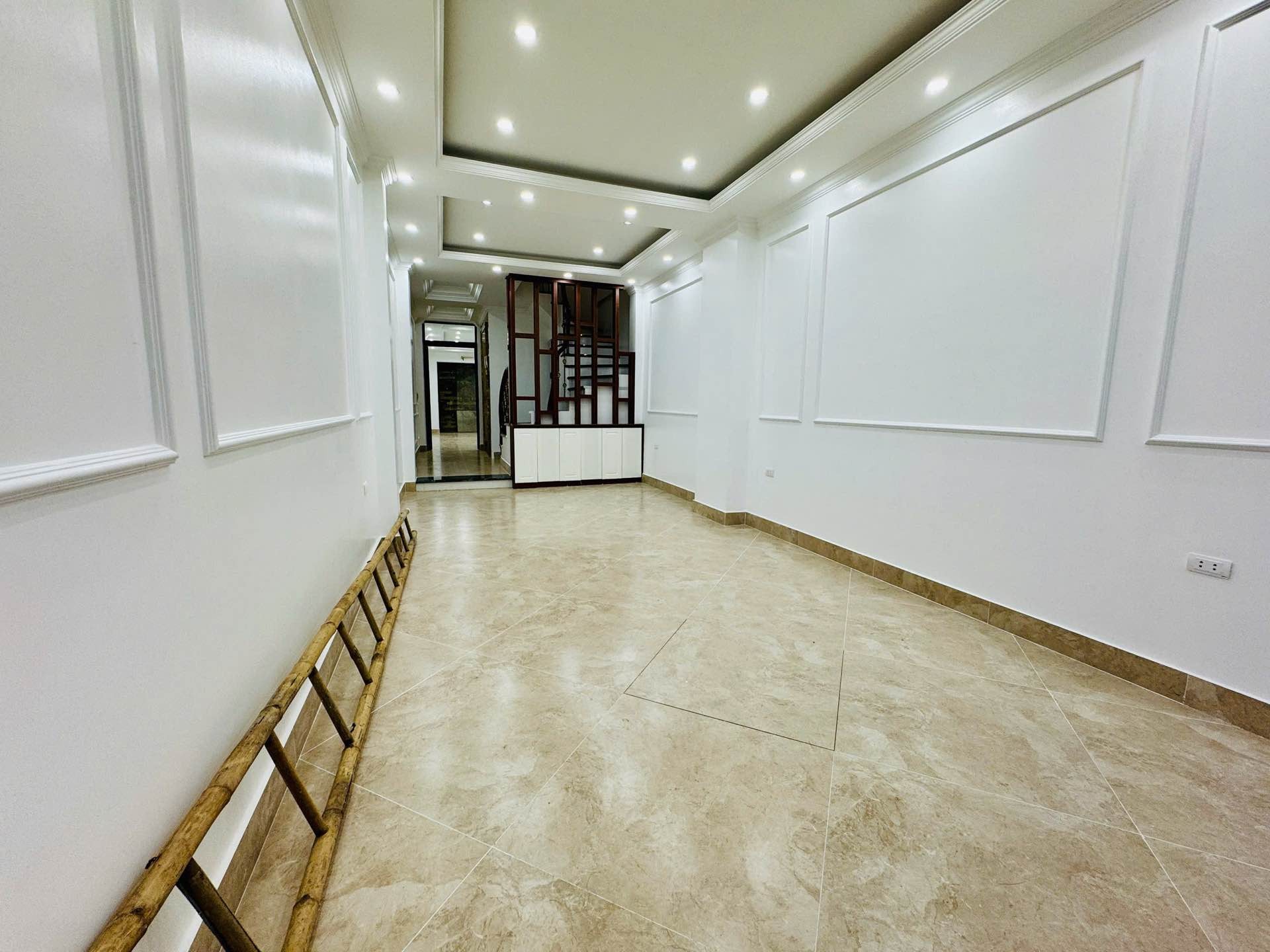 Bán nhà Giáp Bát - diện tích 78.5m2 5 tầng - Ô tô đỗ tránh - giá 25,5 tỷ