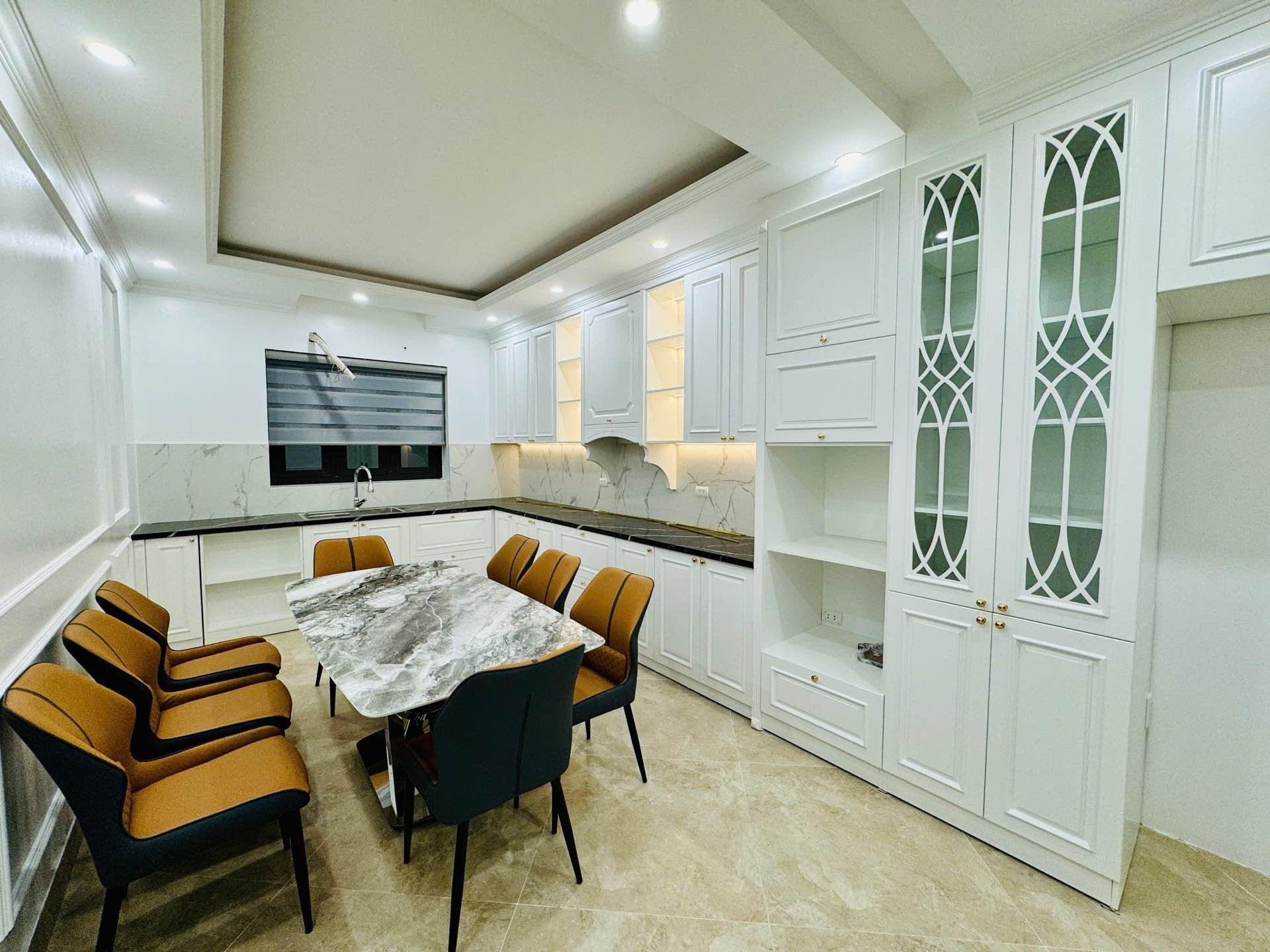 Bán nhà Giáp Bát - diện tích 78.5m2 5 tầng - Ô tô đỗ tránh - giá 25,5 tỷ