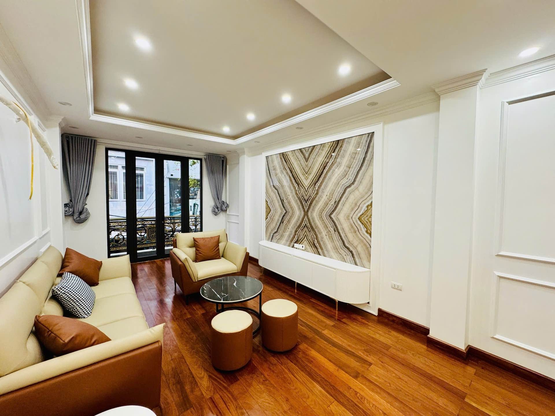 Bán nhà Giáp Bát - diện tích 78.5m2 5 tầng - Ô tô đỗ tránh - giá 25,5 tỷ