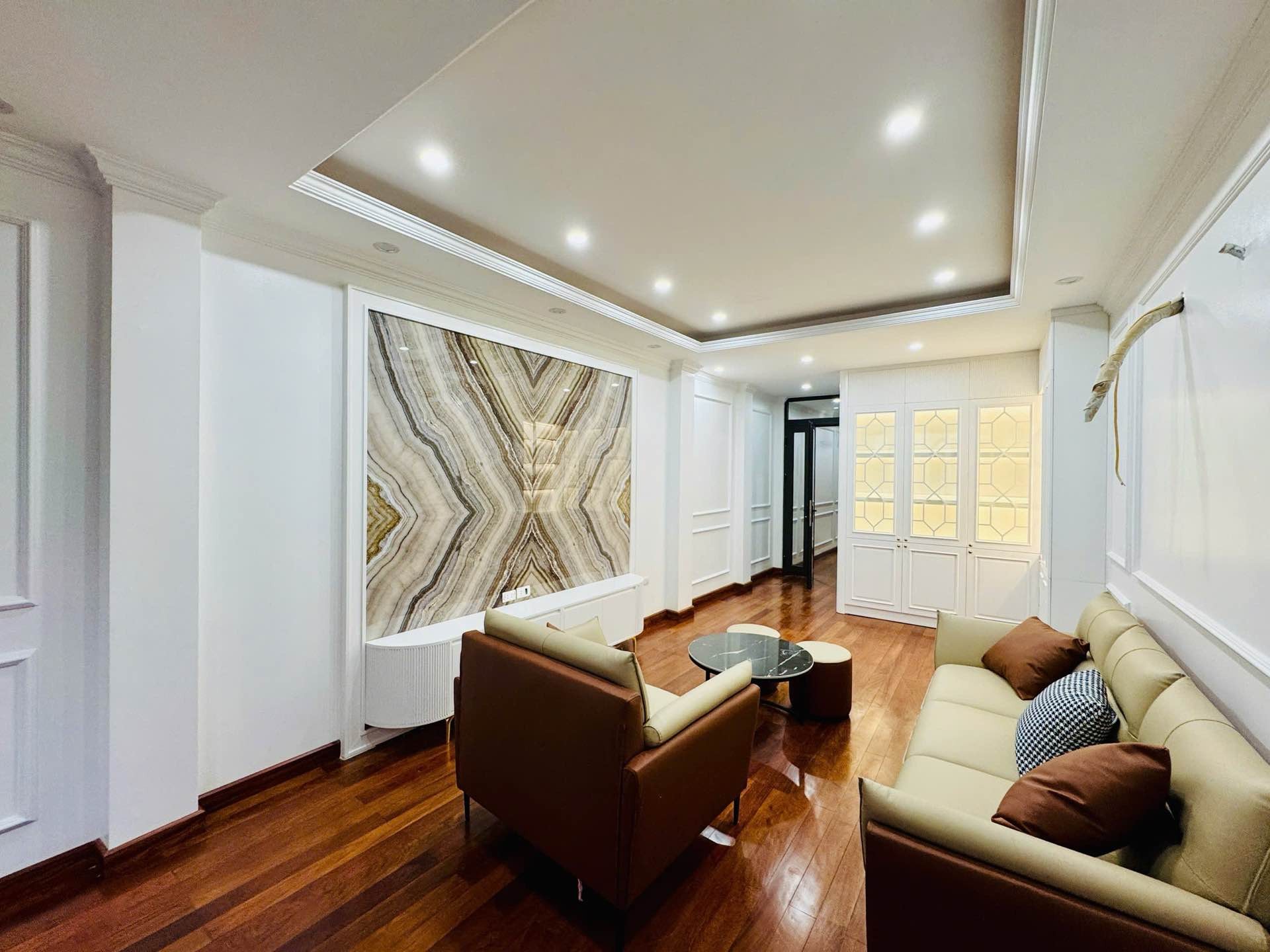 Bán nhà Giáp Bát - diện tích 78.5m2 5 tầng - Ô tô đỗ tránh - giá 25,5 tỷ