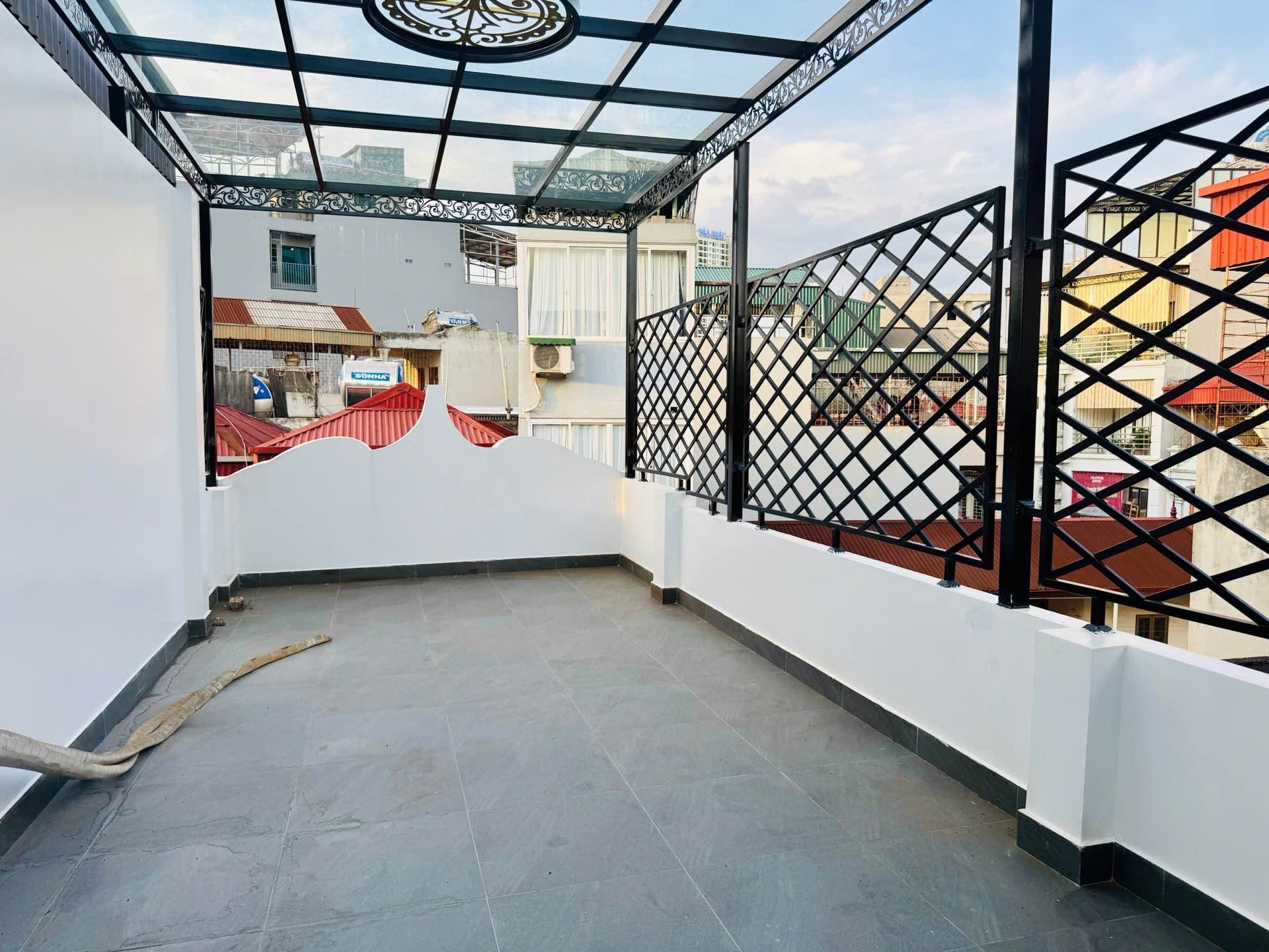 Bán nhà Giáp Bát - diện tích 78.5m2 5 tầng - Ô tô đỗ tránh - giá 25,5 tỷ