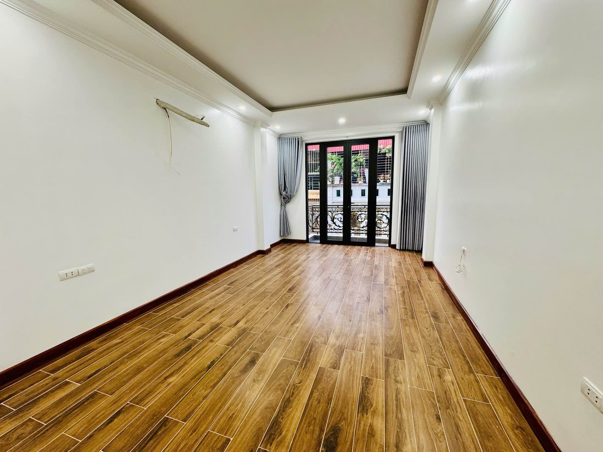 Bán nhà Giáp Bát - diện tích 78.5m2 5 tầng - Ô tô đỗ tránh - giá 25,5 tỷ