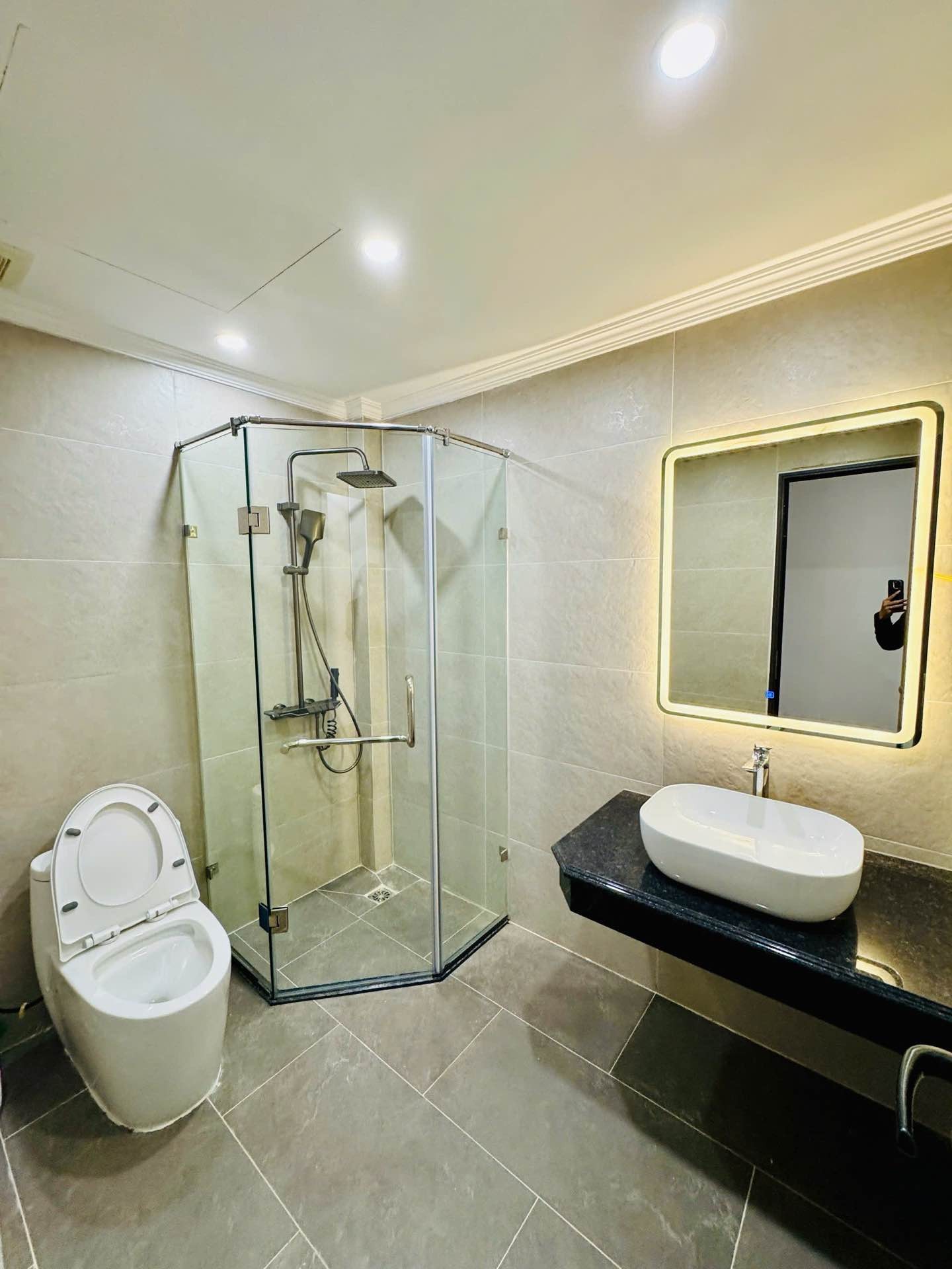 Bán nhà Giáp Bát - diện tích 78.5m2 5 tầng - Ô tô đỗ tránh - giá 25,5 tỷ