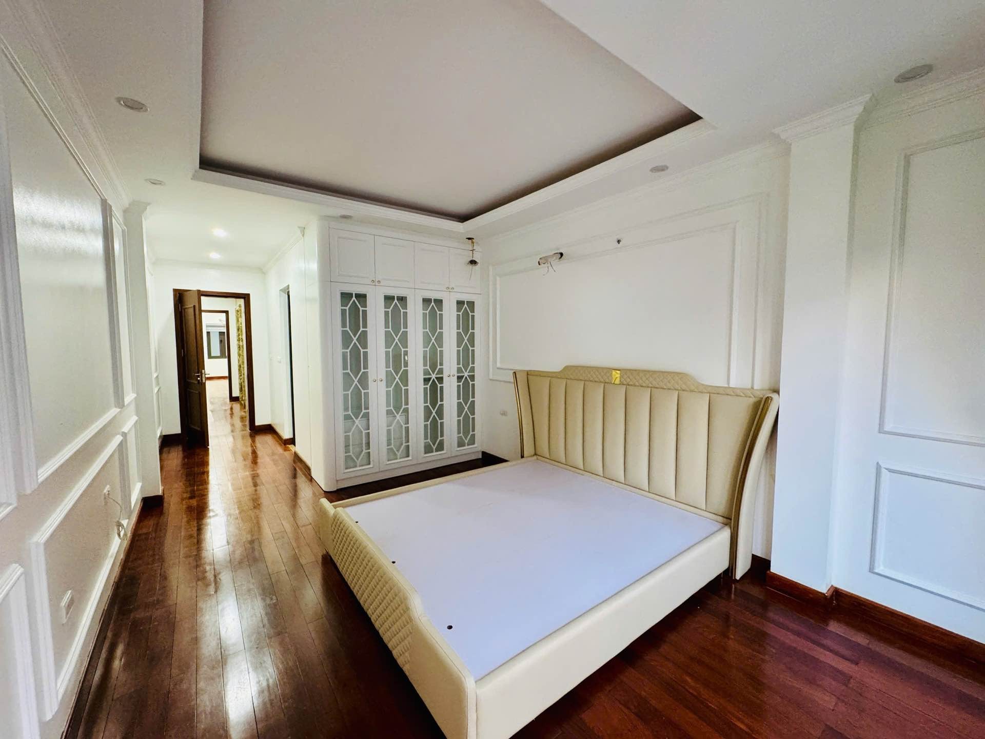 Bán nhà Giáp Bát - diện tích 78.5m2 5 tầng - Ô tô đỗ tránh - giá 25,5 tỷ