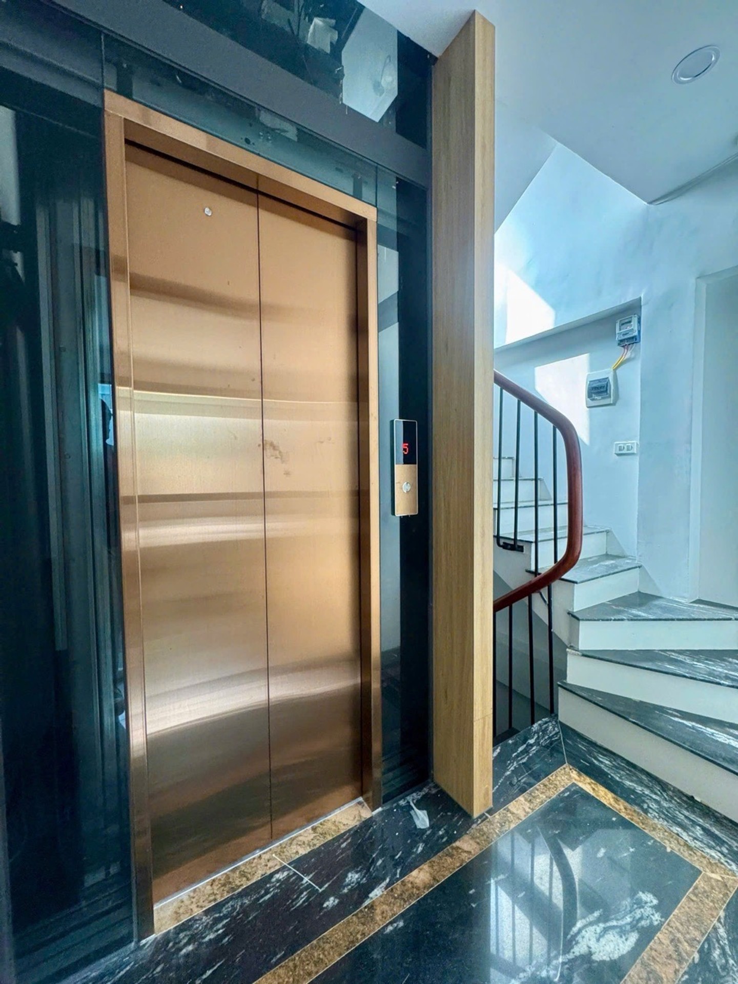 Bán nhà Lê Thanh Nghị - diện tích 26m2 6 tầng - Lô góc 3 mặt thoáng - giá 10,6 tỷ