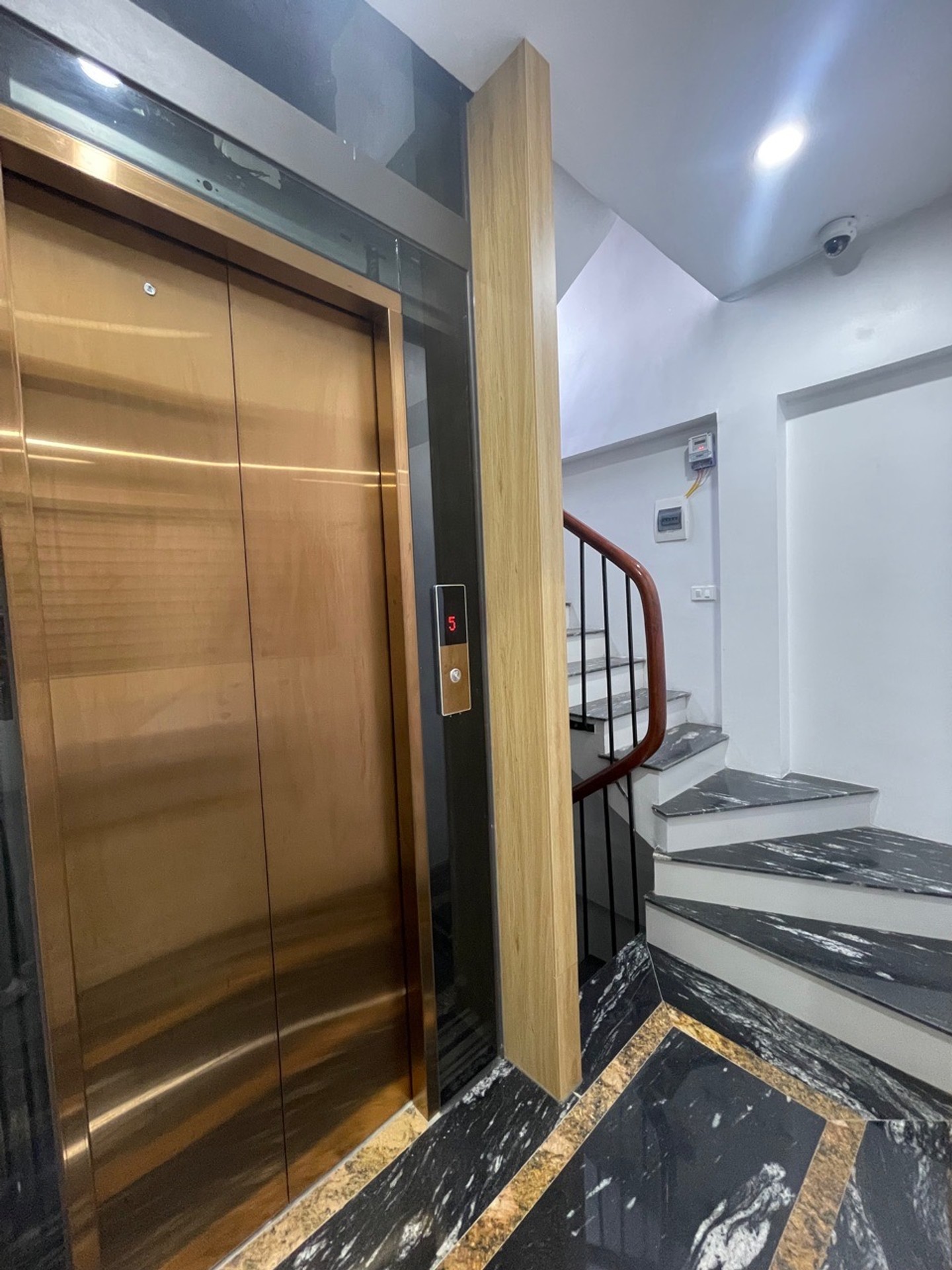Bán nhà Lê Thanh Nghị - diện tích 26m2 6 tầng - Lô góc 3 mặt thoáng - giá 10,6 tỷ