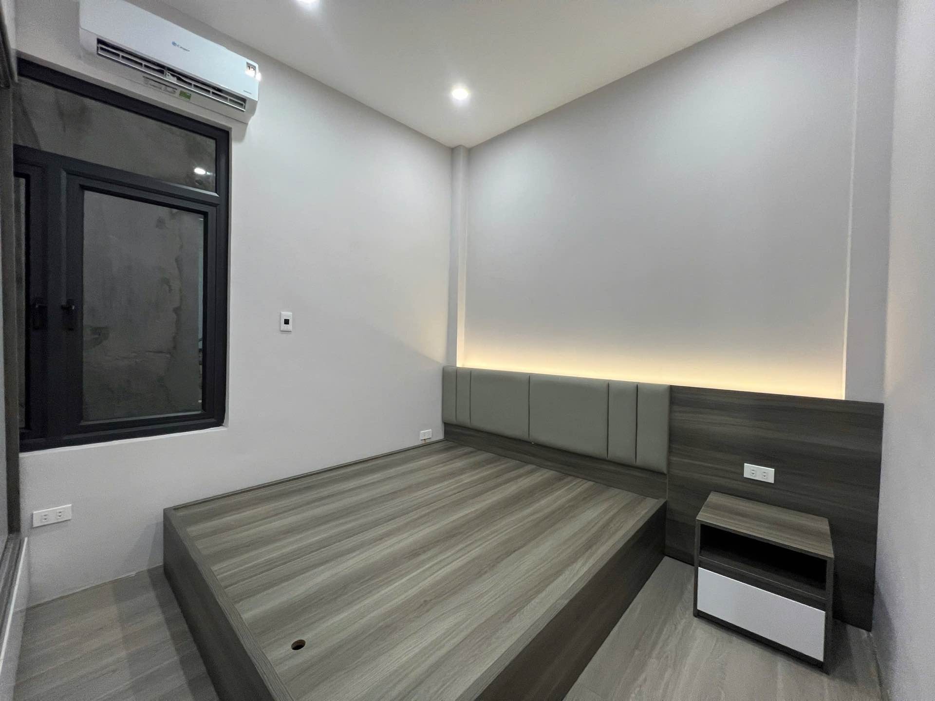 Bán nhà Phố 8/3 - diện tích 18m2 5 tầng - Lô góc, 2 mặt tiền thoáng sáng - giá 6,2 tỷ