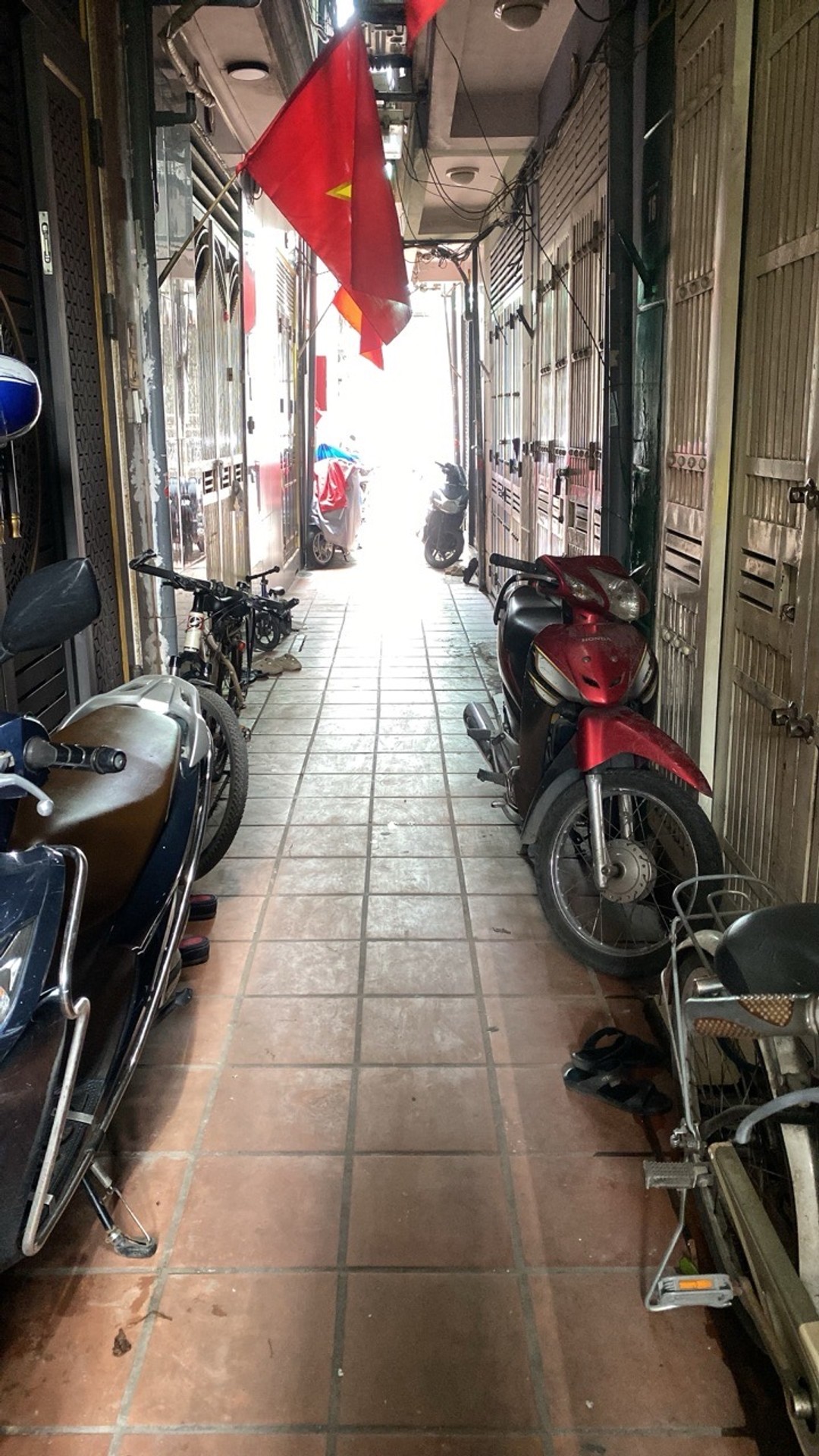 Bán nhà Lĩnh Nam - diện tích 20m2 4 tầng - Ngõ thông, tiện ích nhiều - giá 5,9 tỷ