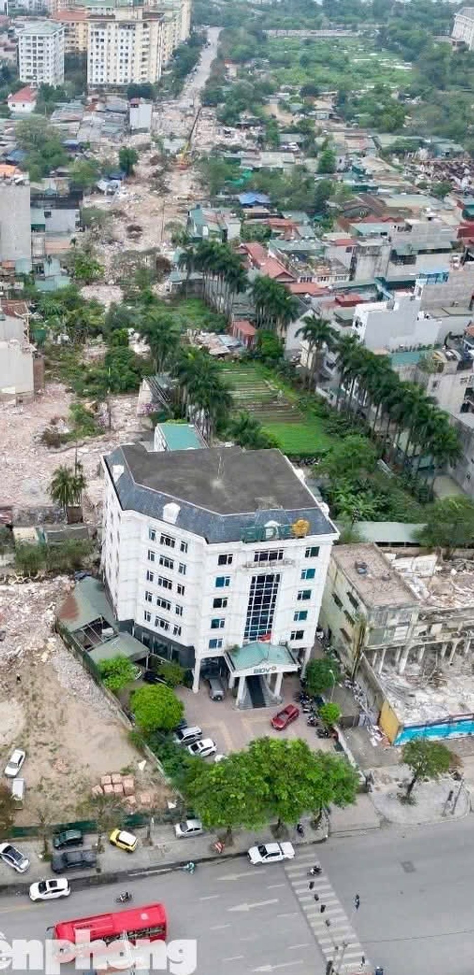 Bán nhà Giải Phóng - diện tích 90m2 1 tầng - Chung cư ngay mặt đường - giá 6,95 tỷ