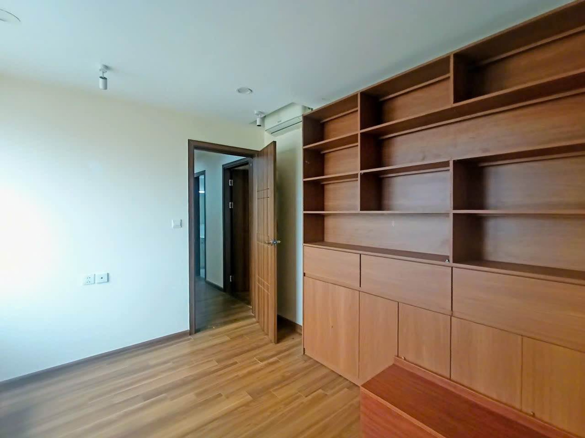 Bán nhà Nguyễn Đức Cảnh - diện tích 98m2 1 tầng - Lô góc thoáng sáng - giá 8,8 tỷ
