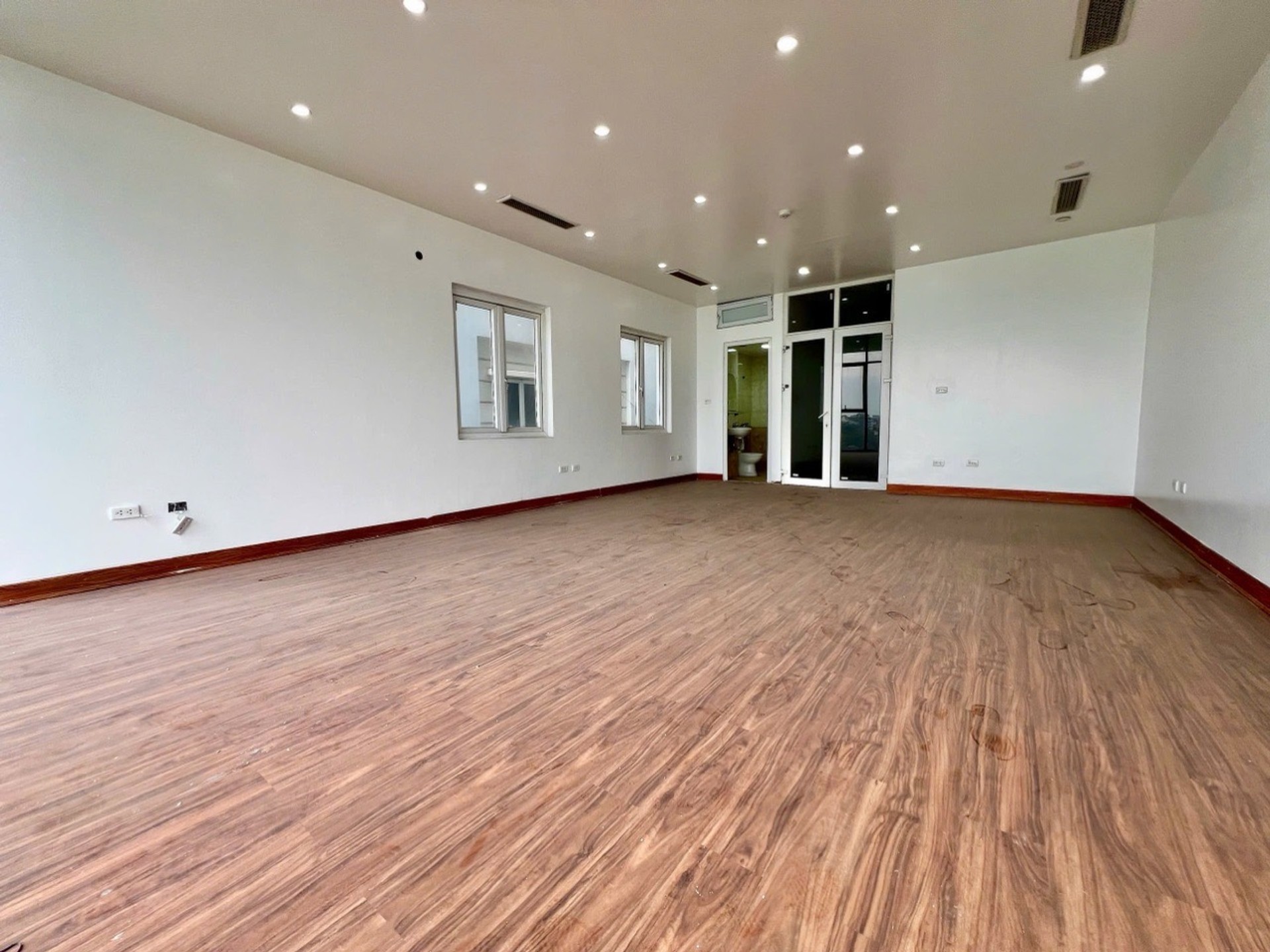 Bán nhà Hoàng Mai - diện tích 106m2 9 tầng - Mặt phố lô góc - giá 56 tỷ