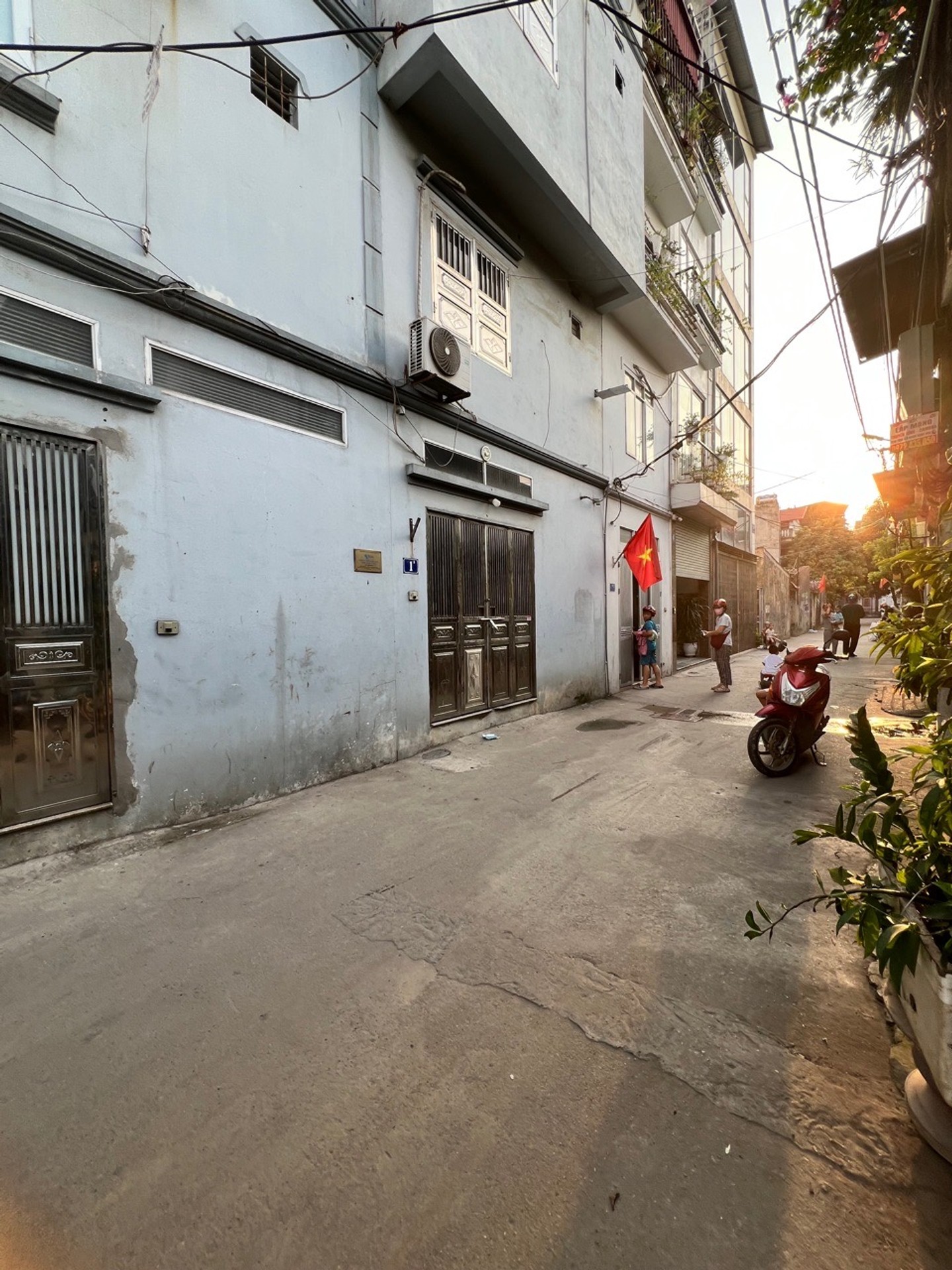 Bán nhà Lĩnh Nam - diện tích 40m2 4 tầng - ô tô đỗ cửa - giá 13,6 tỷ