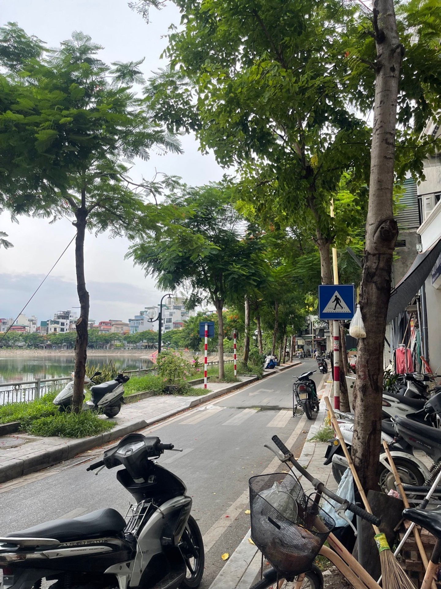 Bán nhà Trần Quý Cáp - diện tích 23m2 2 tầng - Mặt hồ Linh Quang - giá 4,2 tỷ