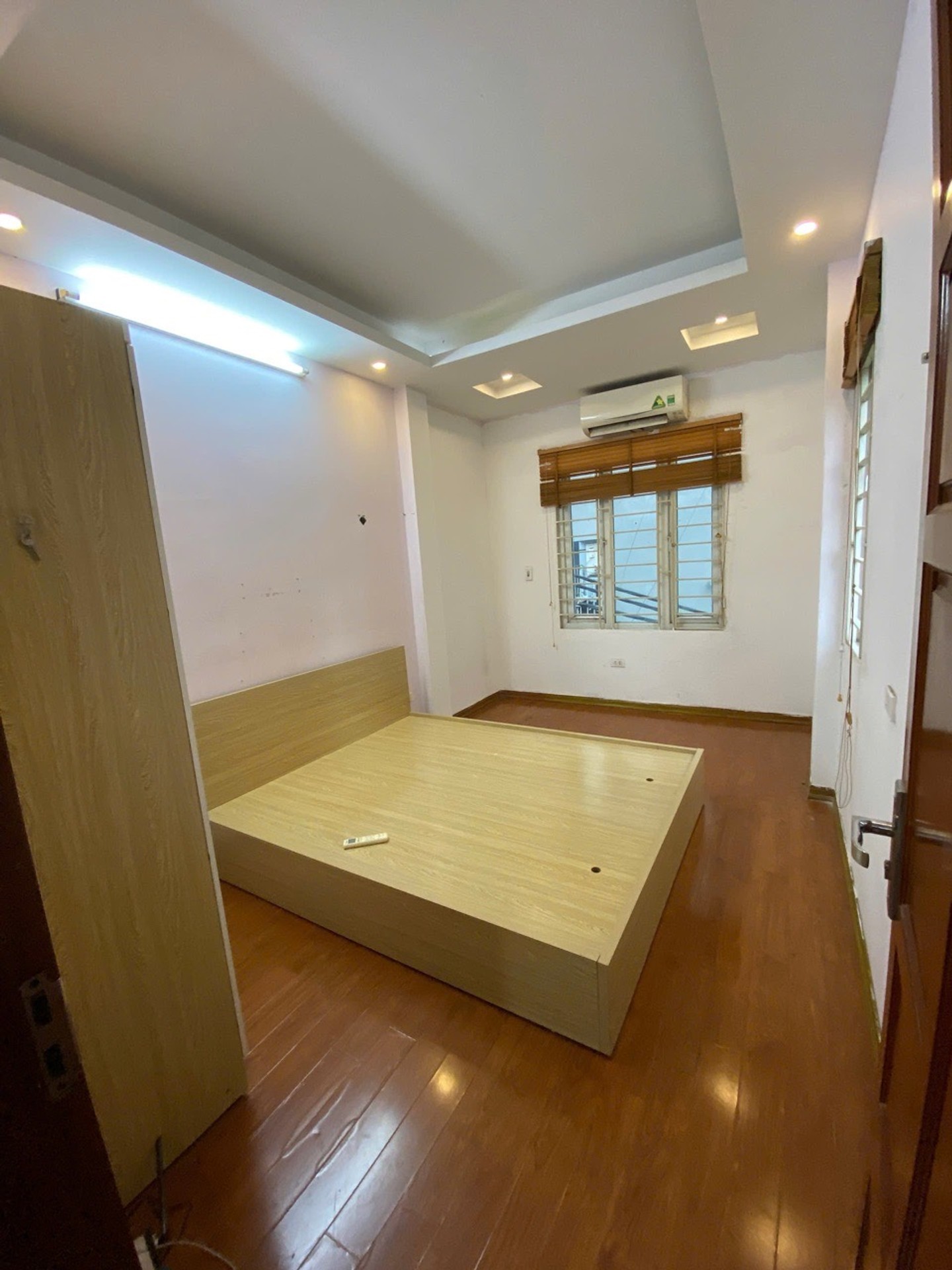 Bán nhà Định Công Thượng - diện tích 39m2 5 tầng - Lô góc, ô tô tránh - giá 14,3 tỷ