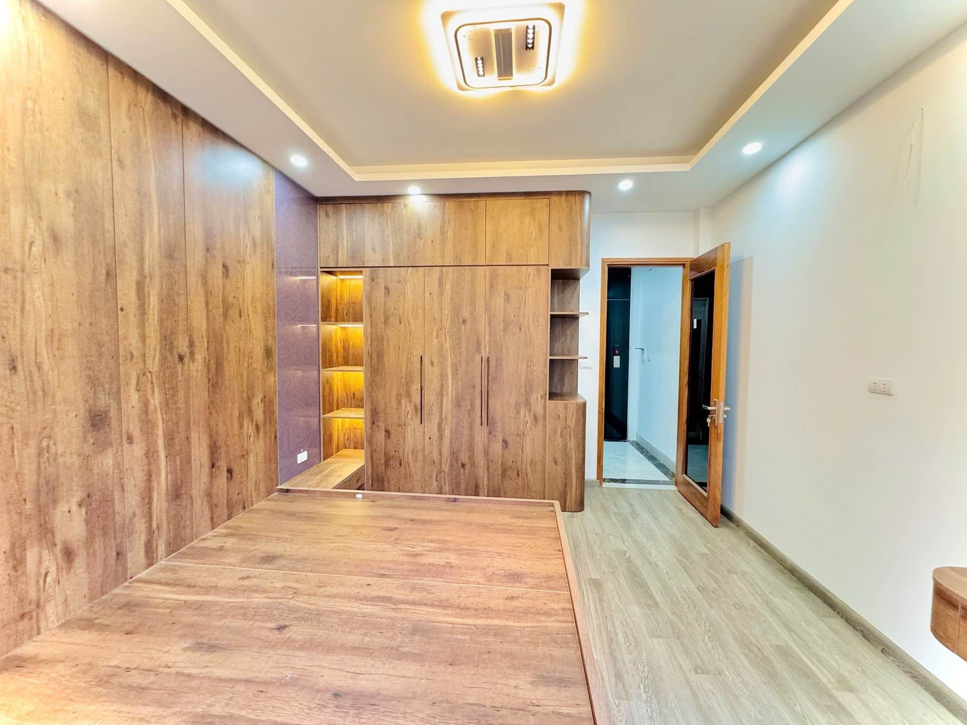 Bán nhà Minh Khai - diện tích 26m2 5 tầng - Lô góc 3 mặt thoáng - giá 10,2 tỷ