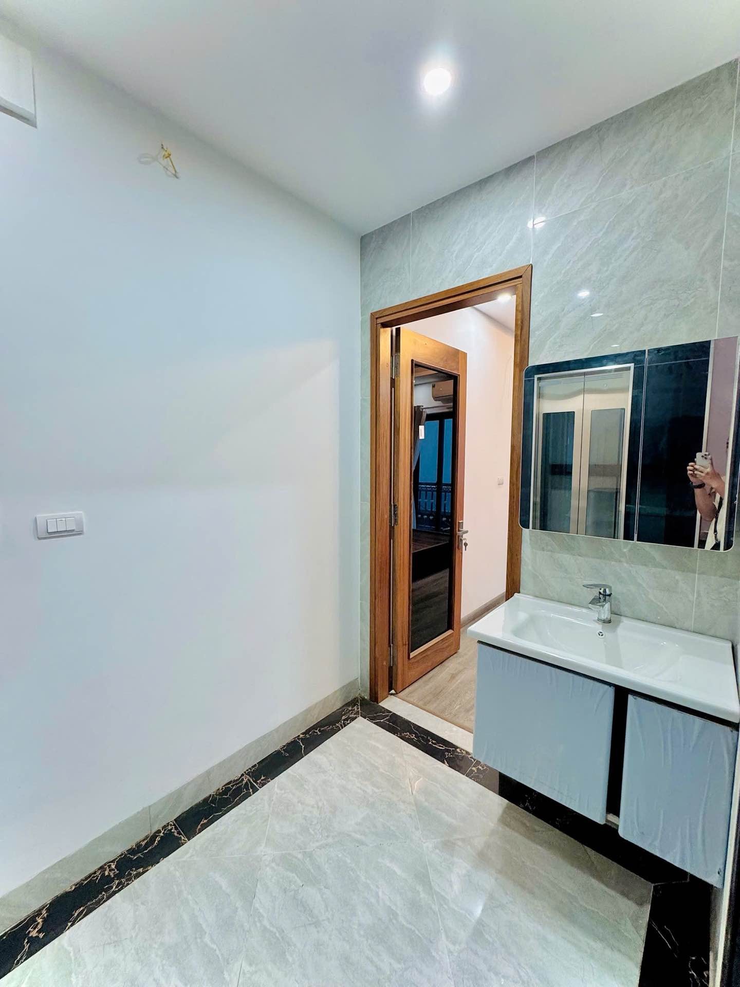 Bán nhà Minh Khai - diện tích 26m2 5 tầng - Lô góc 3 mặt thoáng - giá 10,2 tỷ