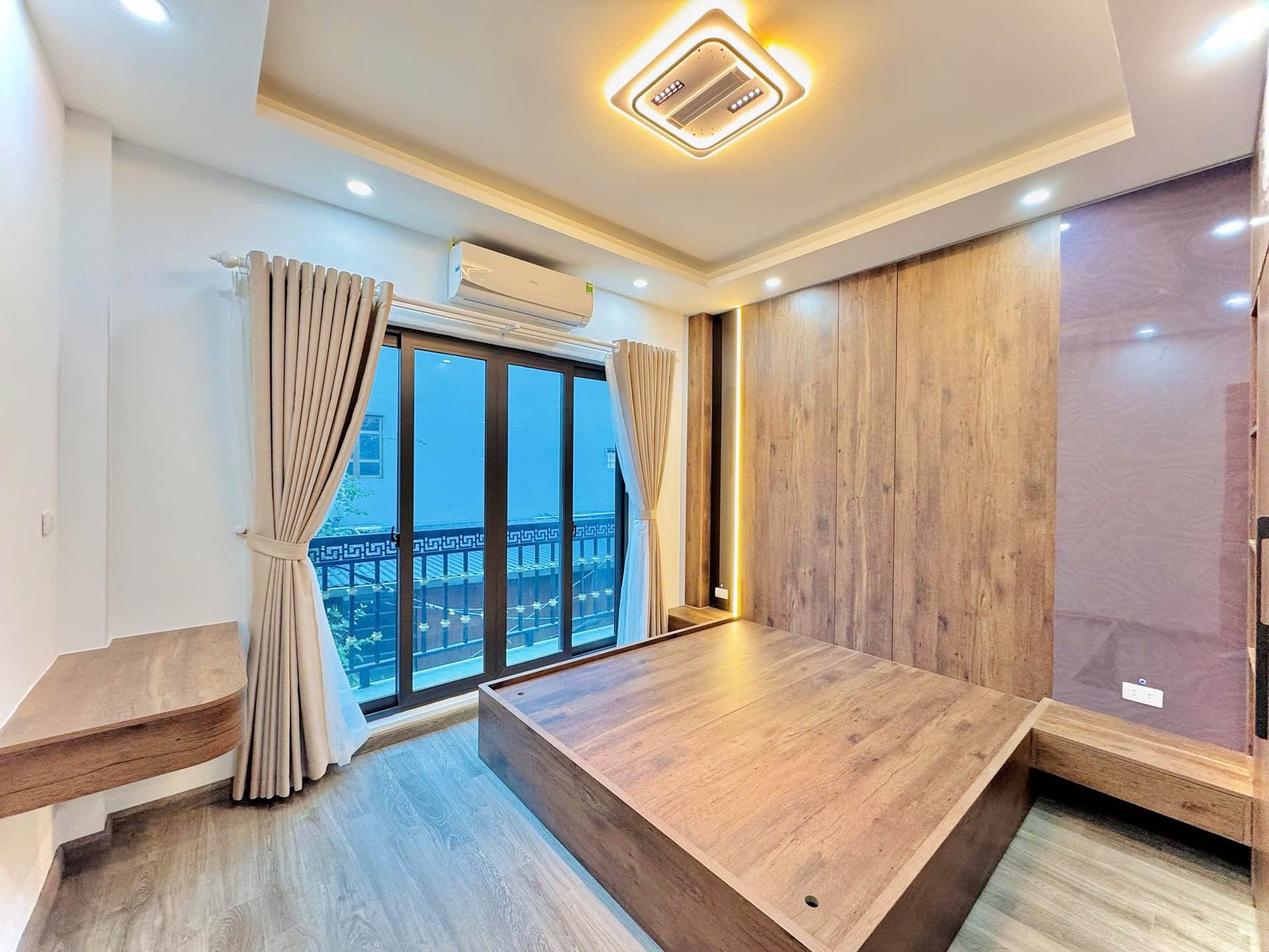Bán nhà Minh Khai - diện tích 26m2 5 tầng - Lô góc 3 mặt thoáng - giá 10,2 tỷ