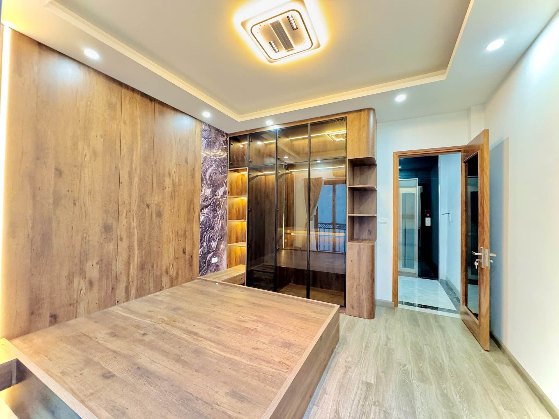 Bán nhà Minh Khai - diện tích 26m2 5 tầng - Lô góc 3 mặt thoáng - giá 10,2 tỷ