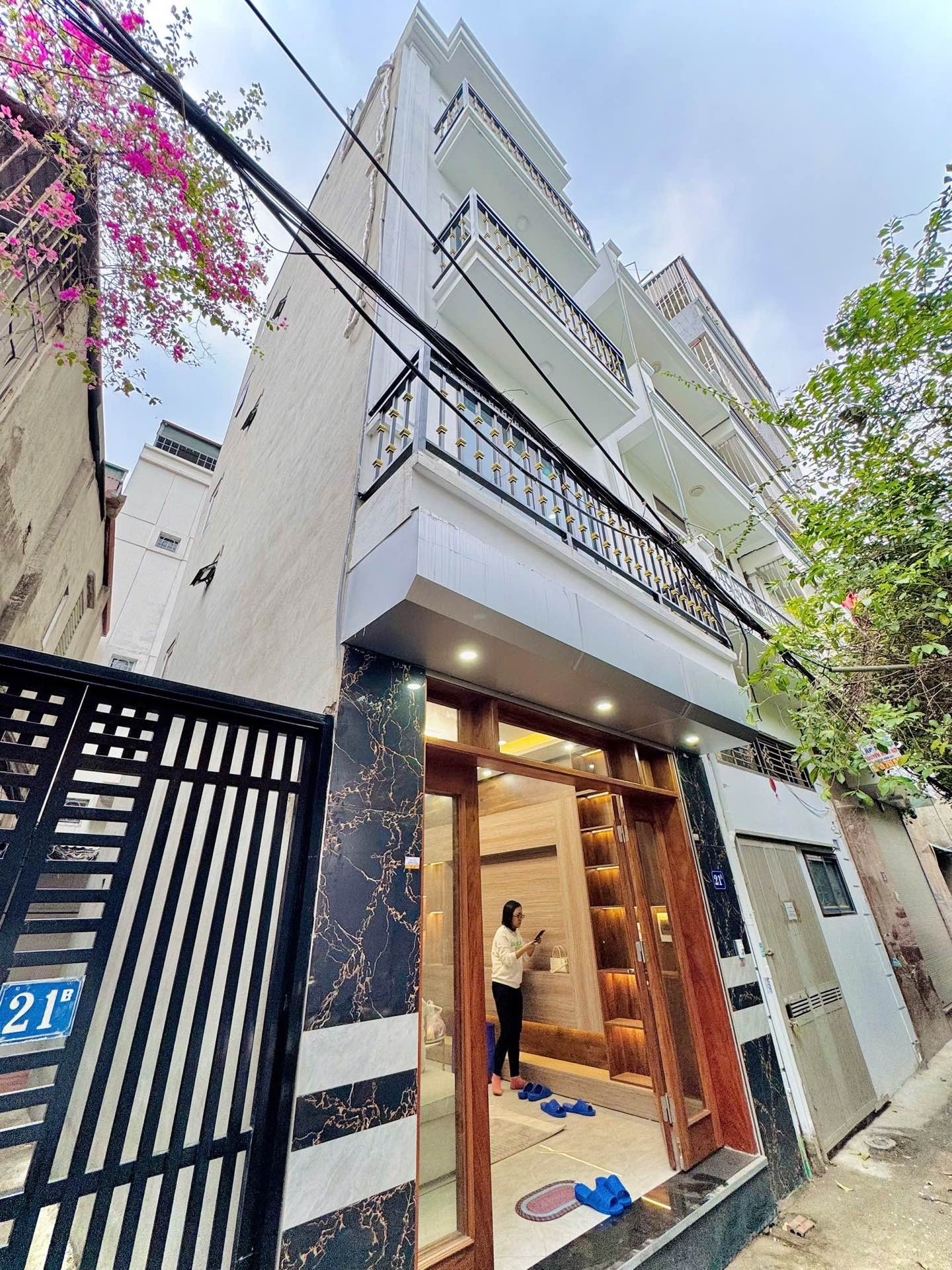 Bán nhà Minh Khai - diện tích 26m2 5 tầng - Lô góc 3 mặt thoáng - giá 10,2 tỷ