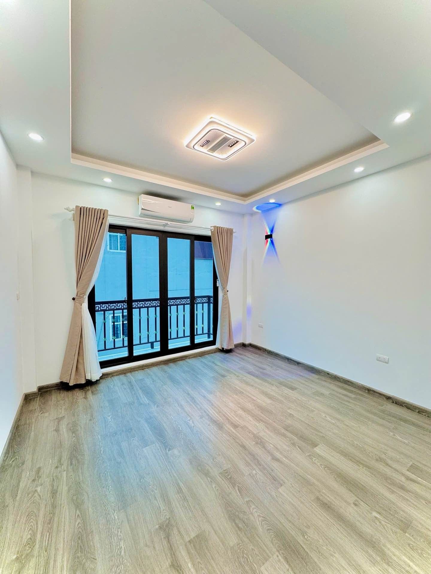 Bán nhà Minh Khai - diện tích 26m2 5 tầng - Lô góc 3 mặt thoáng - giá 10,2 tỷ