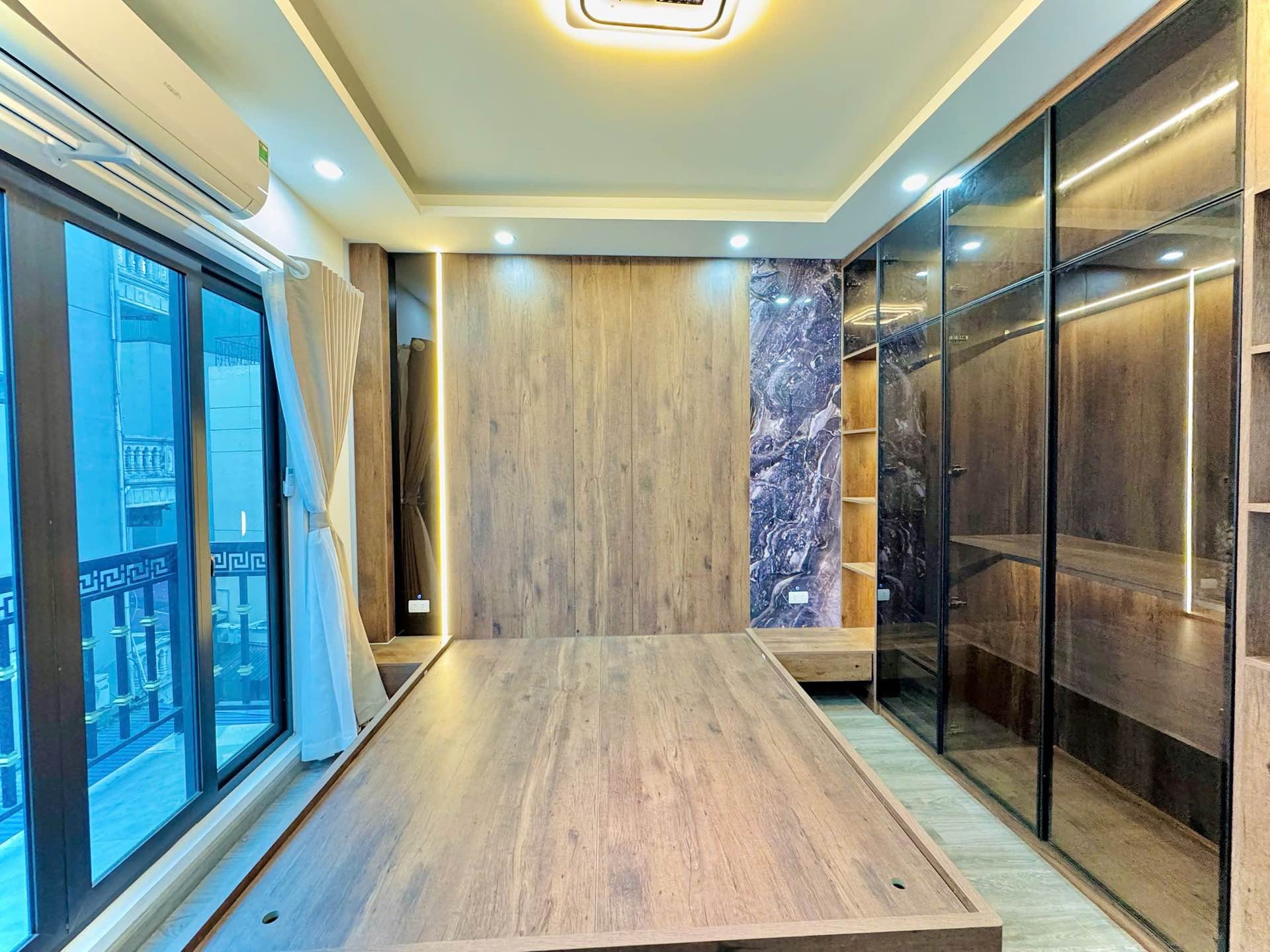 Bán nhà Minh Khai - diện tích 26m2 5 tầng - Lô góc 3 mặt thoáng - giá 10,2 tỷ