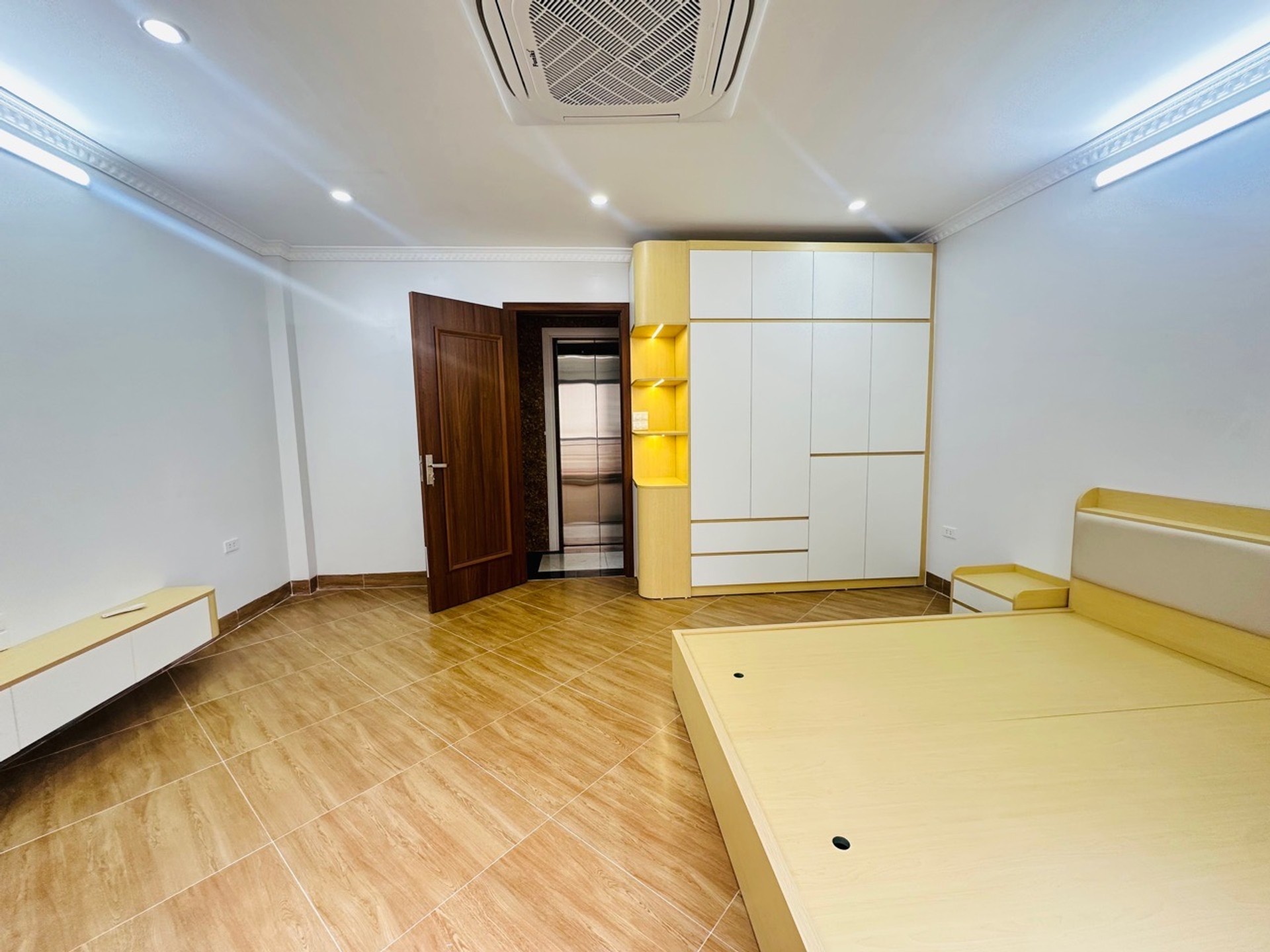 Bán nhà Phố Đại Đồng - diện tích 40m2 6 tầng - Thang máy - giá 10,9 tỷ
