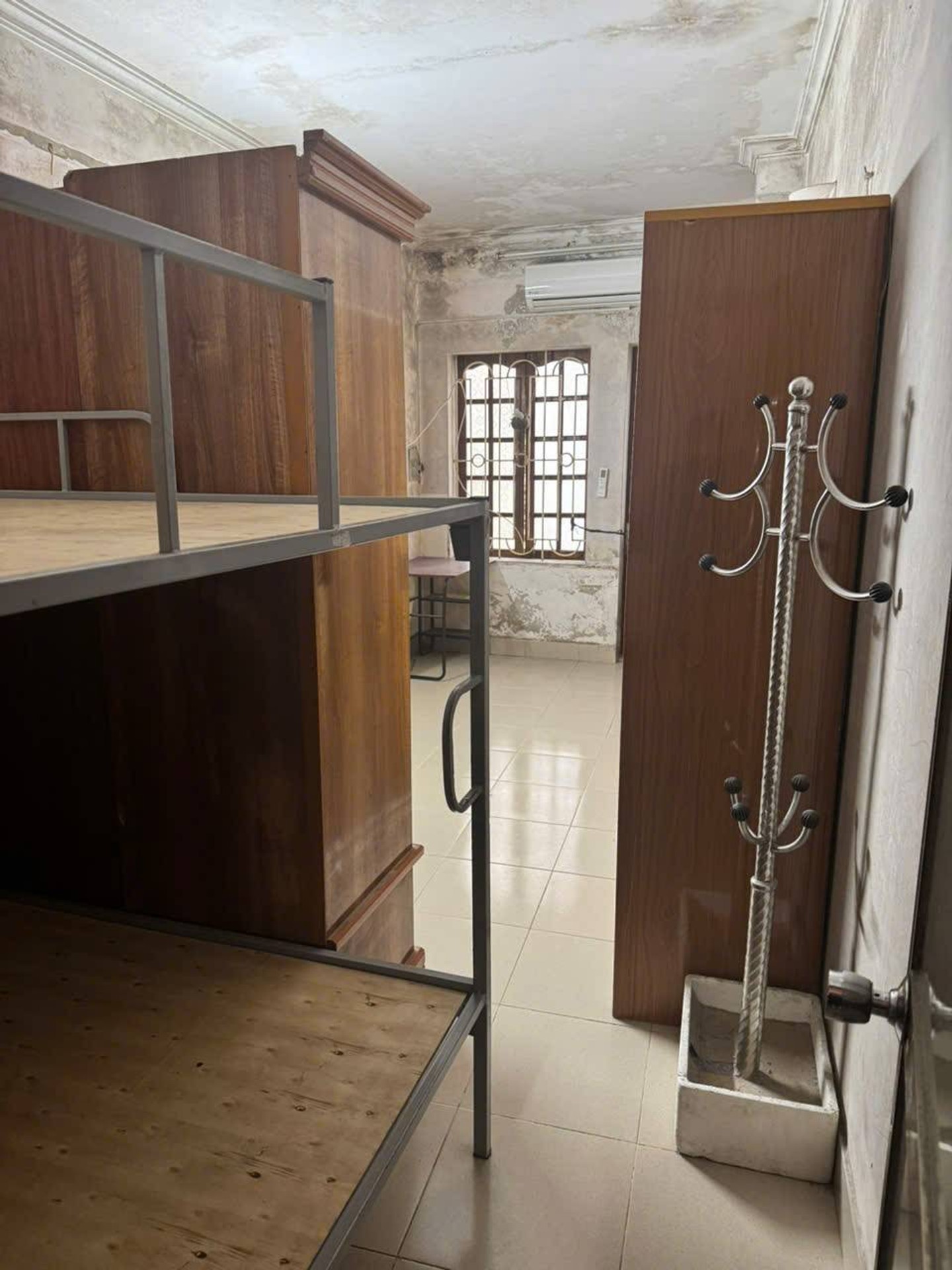 Bán nhà Hoàng Mai - diện tích 30m2 3 tầng - Ngõ trước nhà rộng, xe máy tránh xe 3 gác - giá 6 tỷ