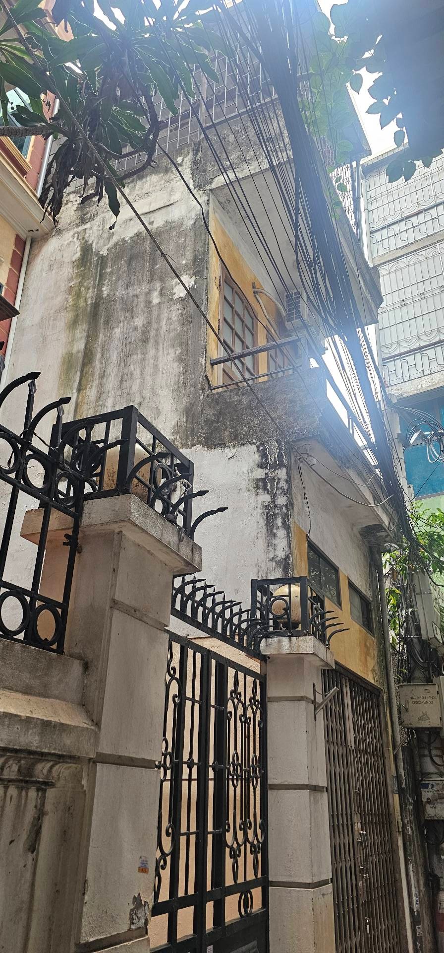 Bán nhà Hoàng Mai - diện tích 30m2 3 tầng - Ngõ trước nhà rộng, xe máy tránh xe 3 gác - giá 6 tỷ