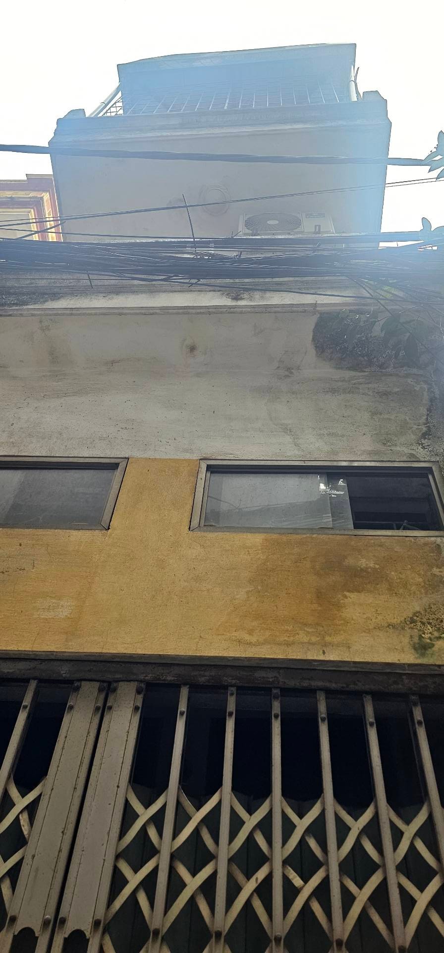 Bán nhà Hoàng Mai - diện tích 30m2 3 tầng - Ngõ trước nhà rộng, xe máy tránh xe 3 gác - giá 6 tỷ