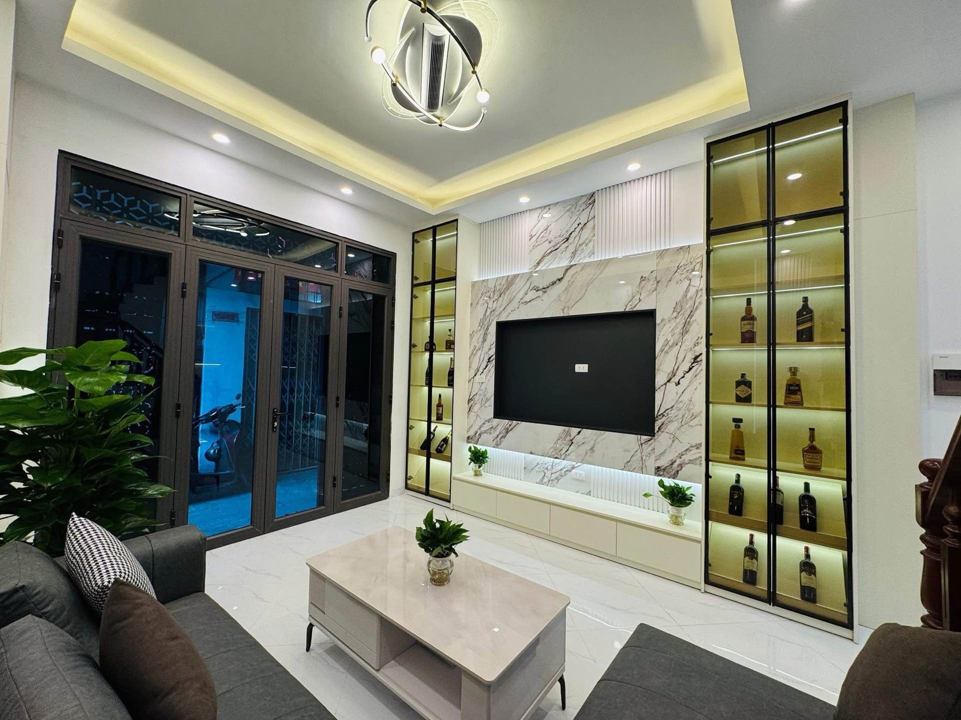 Bán nhà Hoàng Mai - diện tích 31m2 5 tầng - Nhà đẹp, ngõ thông sang ngõ 35 Mai Động - giá 8,35 tỷ