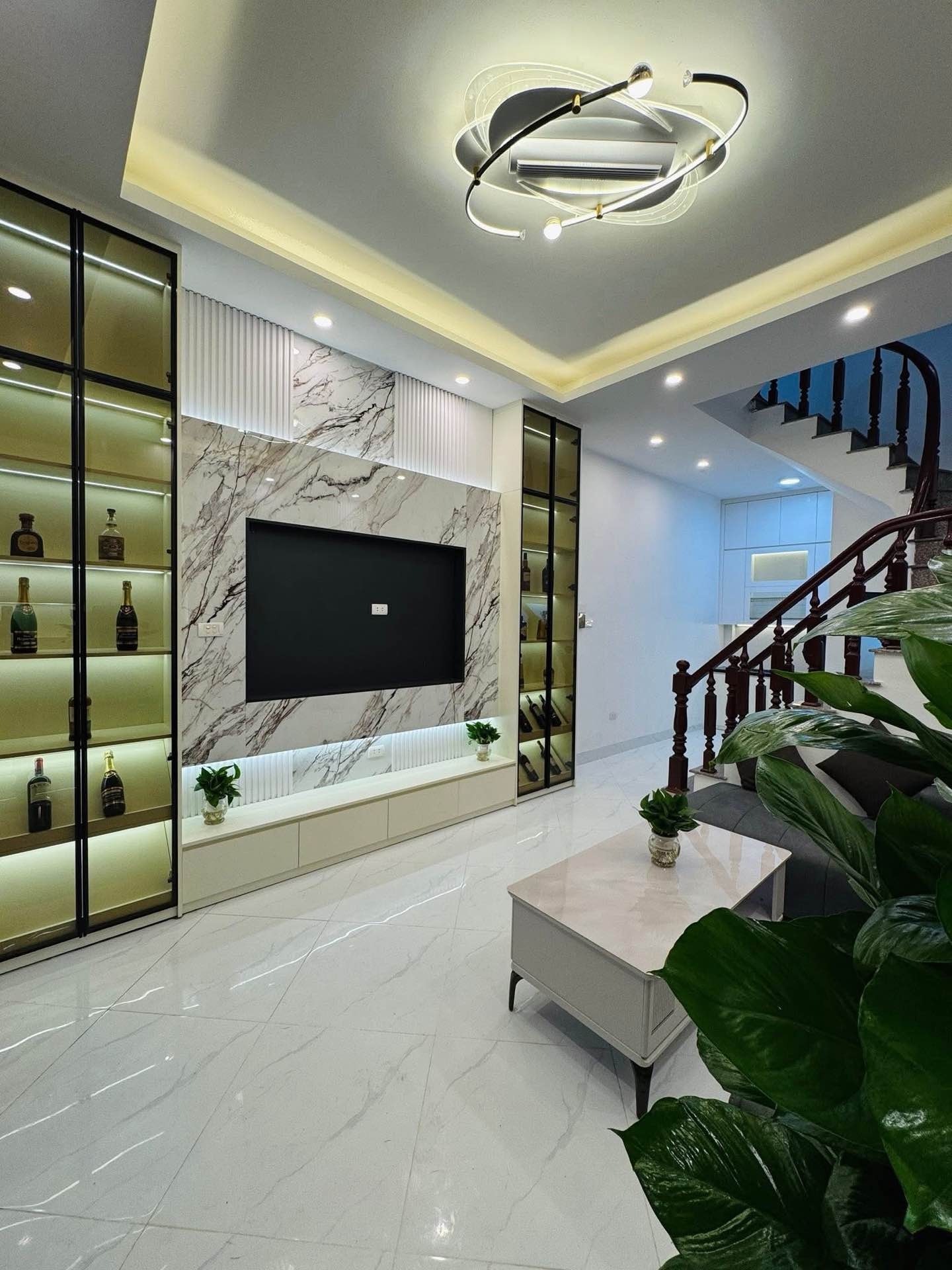Bán nhà Hoàng Mai - diện tích 31m2 5 tầng - Nhà đẹp, ngõ thông sang ngõ 35 Mai Động - giá 8,35 tỷ