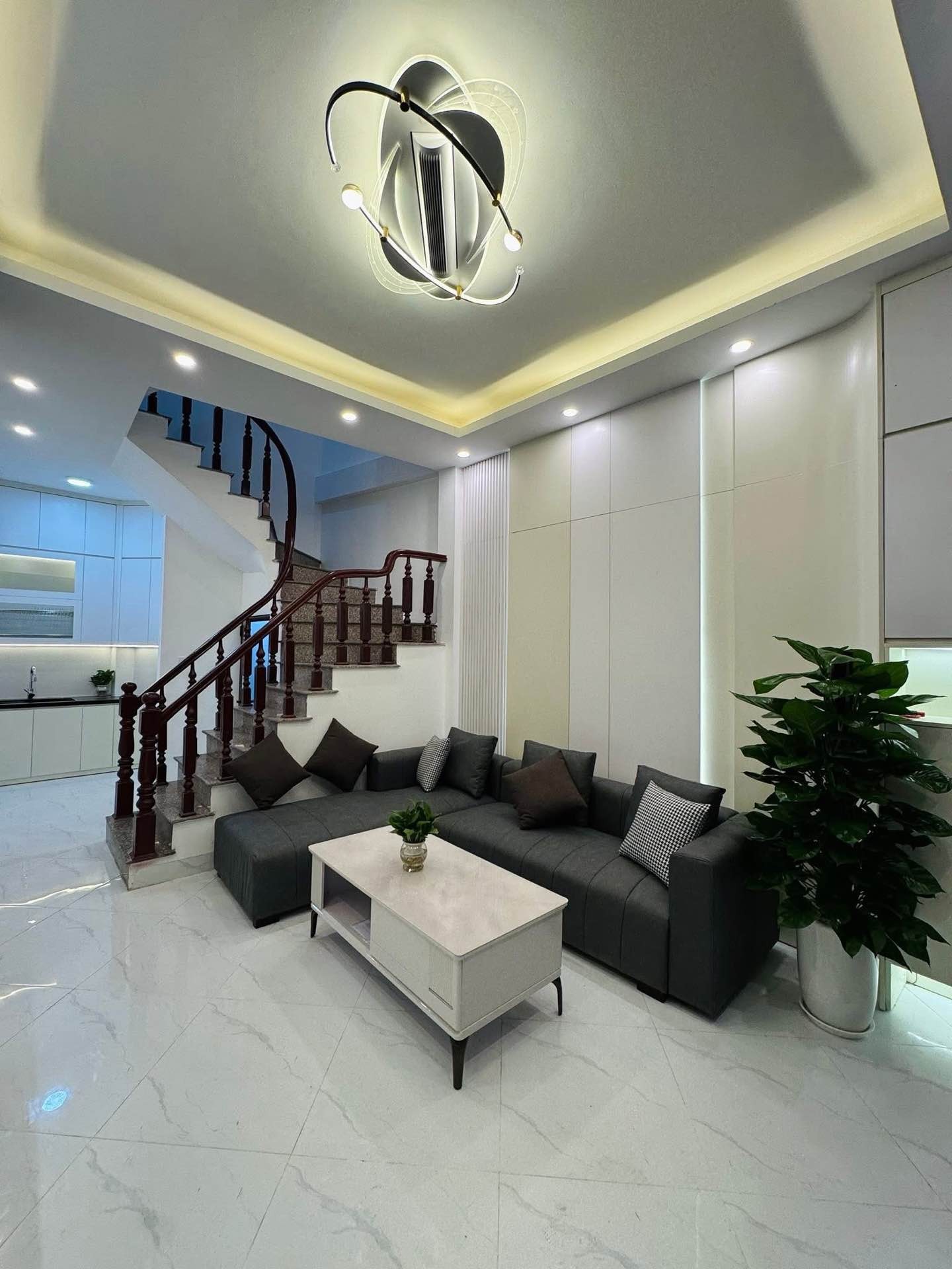 Bán nhà Hoàng Mai - diện tích 31m2 5 tầng - Nhà đẹp, ngõ thông sang ngõ 35 Mai Động - giá 8,35 tỷ